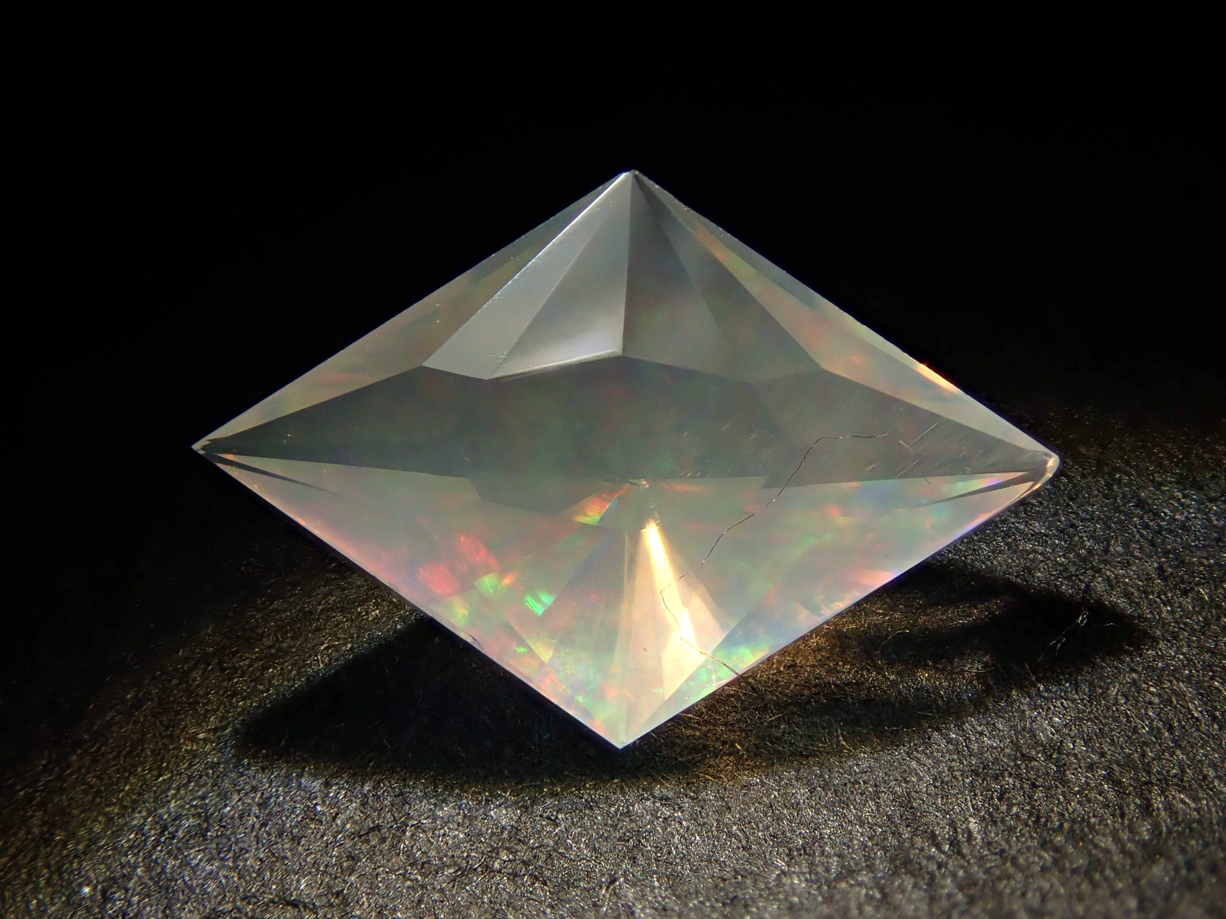 【12561176掲載】メキシコ産オパール（ファセットカット） 0.644ctルース