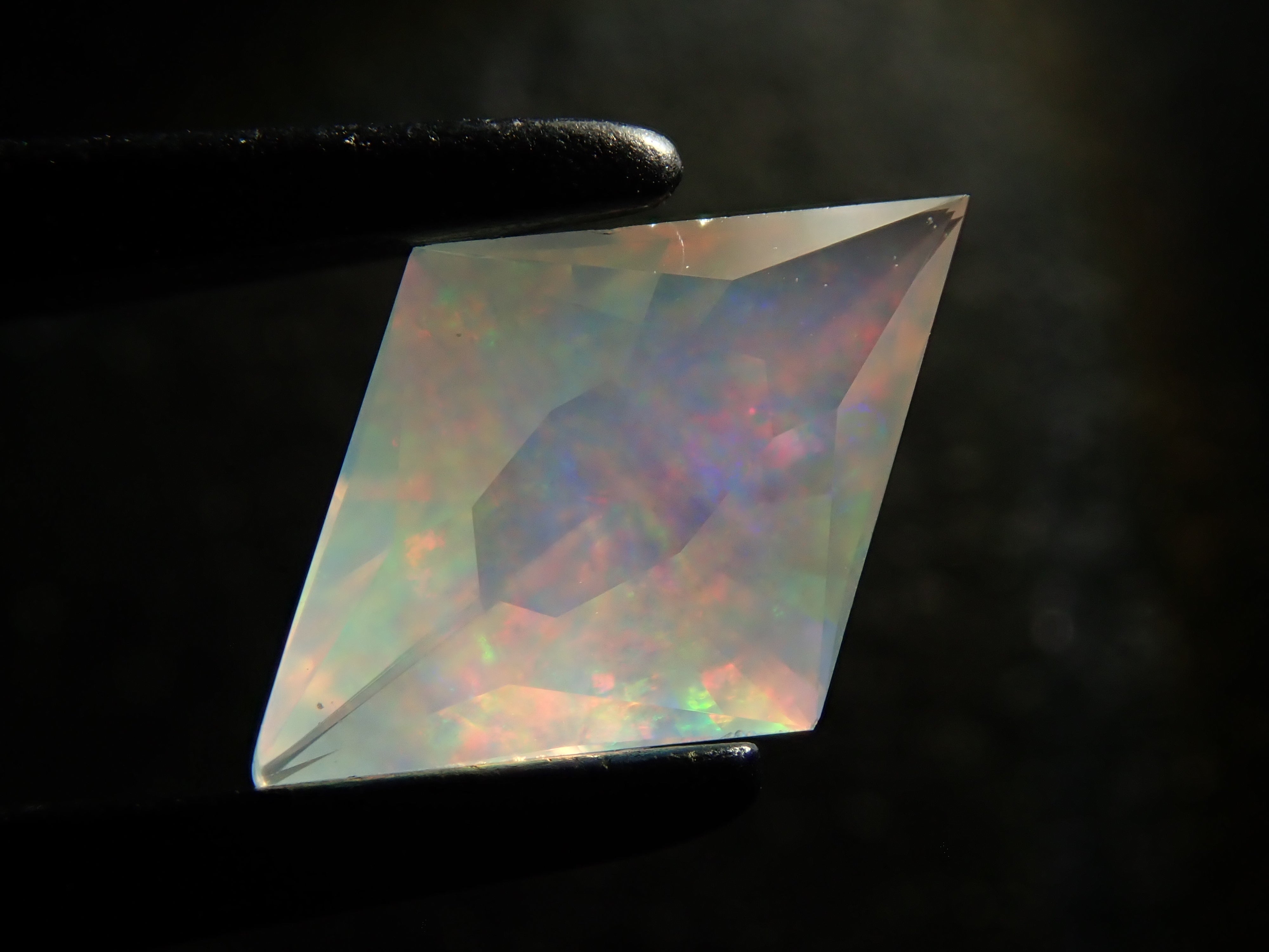 【12561176掲載】メキシコ産オパール（ファセットカット） 0.644ctルース