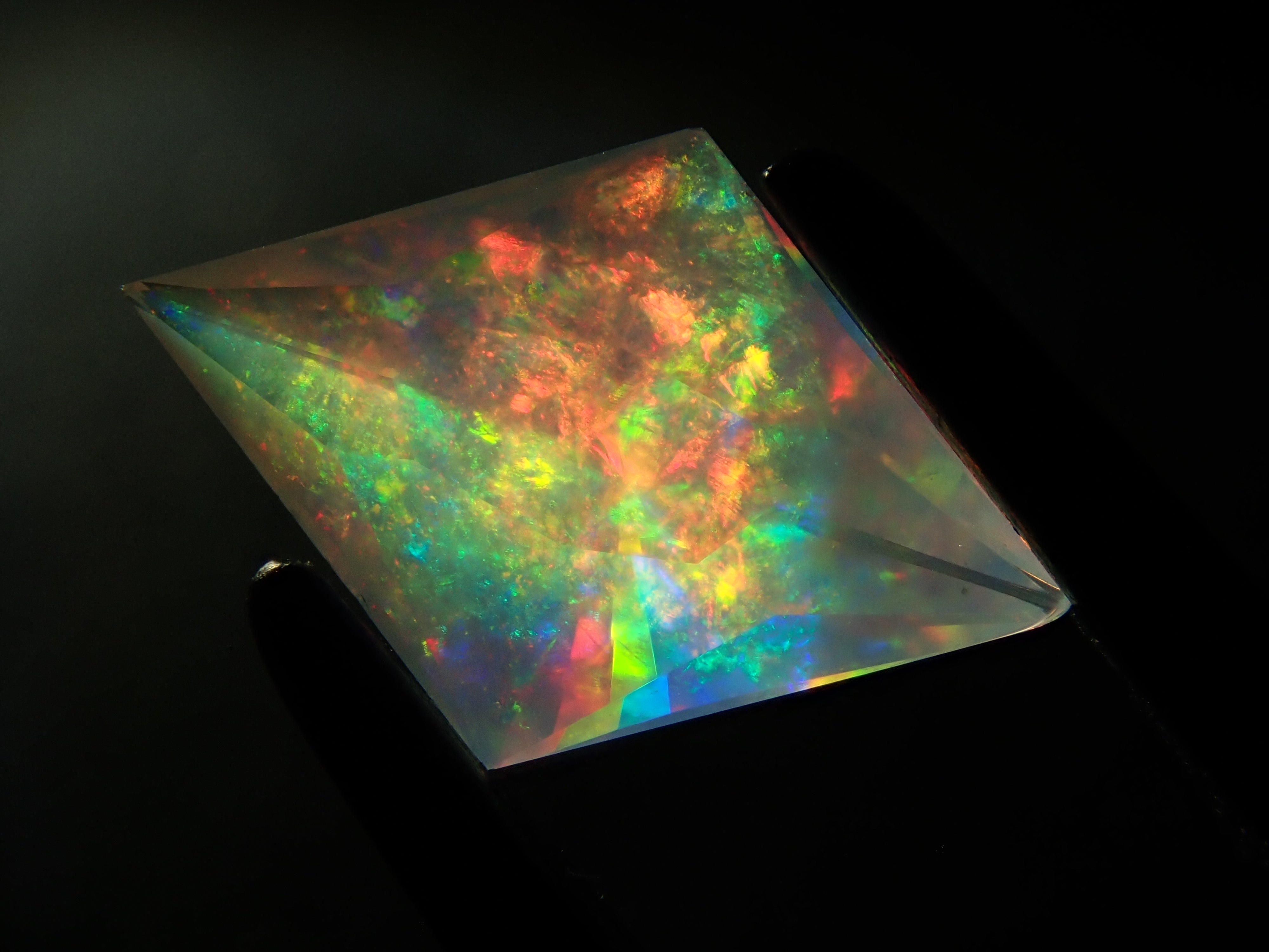 【12561176掲載】メキシコ産オパール（ファセットカット） 0.644ctルース