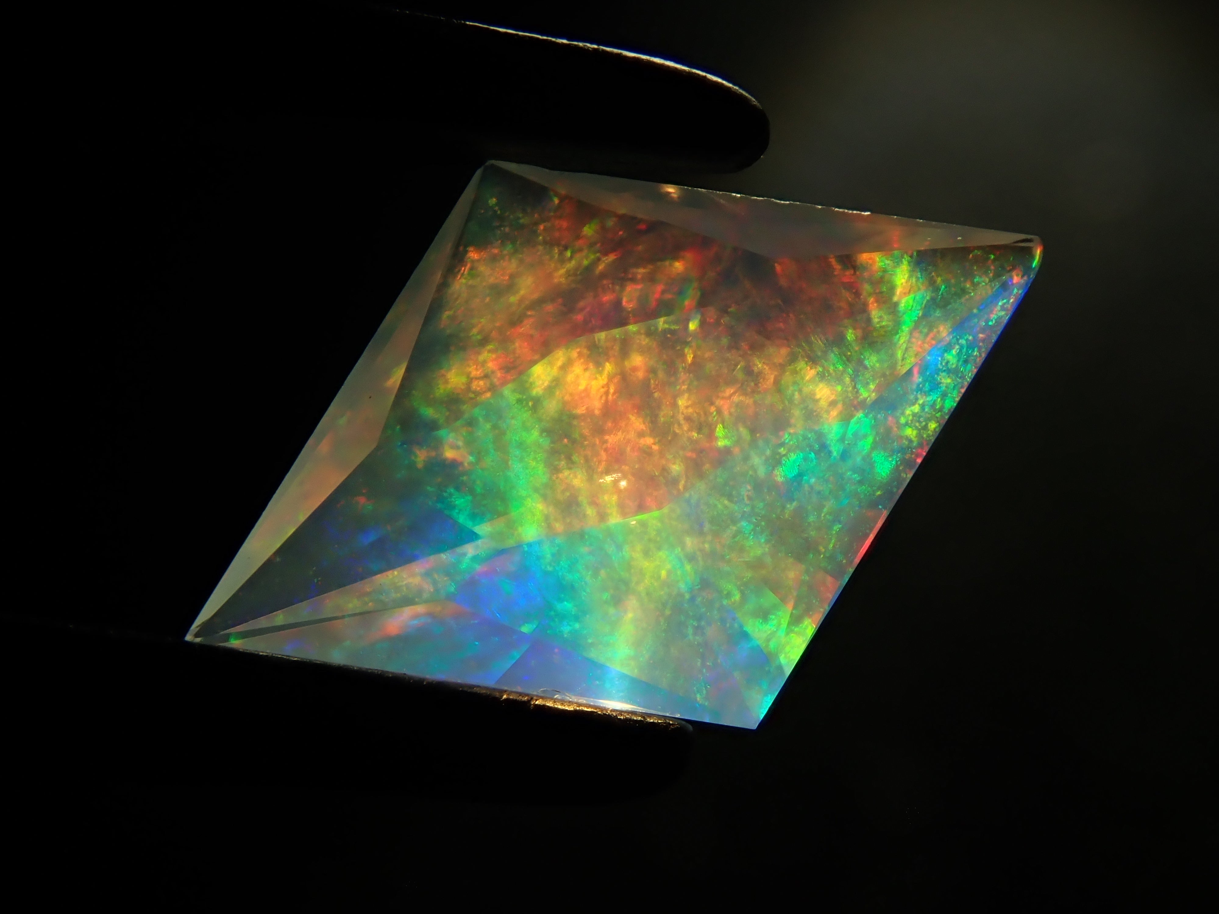 【12561176掲載】メキシコ産オパール（ファセットカット） 0.644ctルース