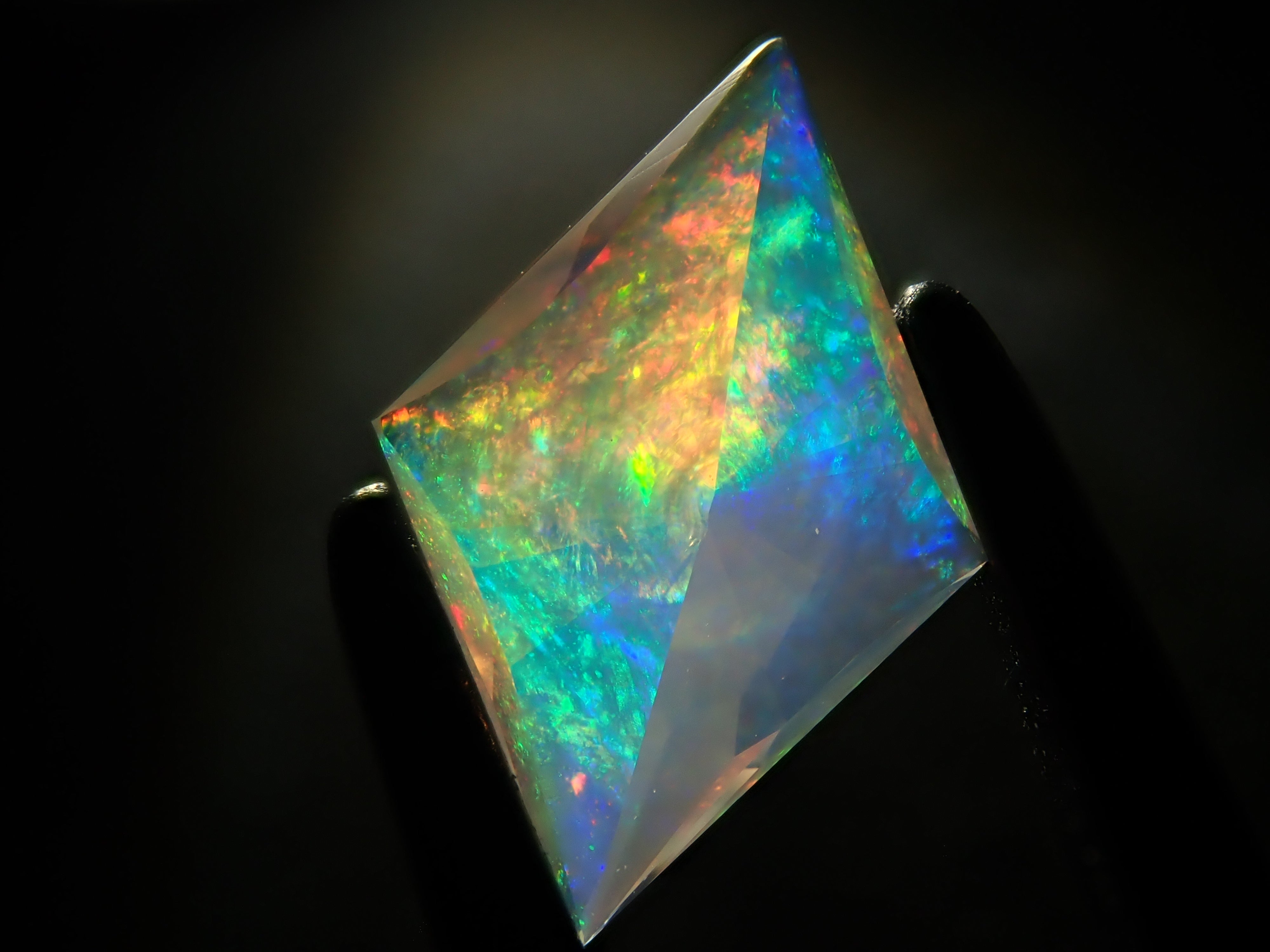 [12561176] Mexican Opal (Faceted) 0.644ct Loose