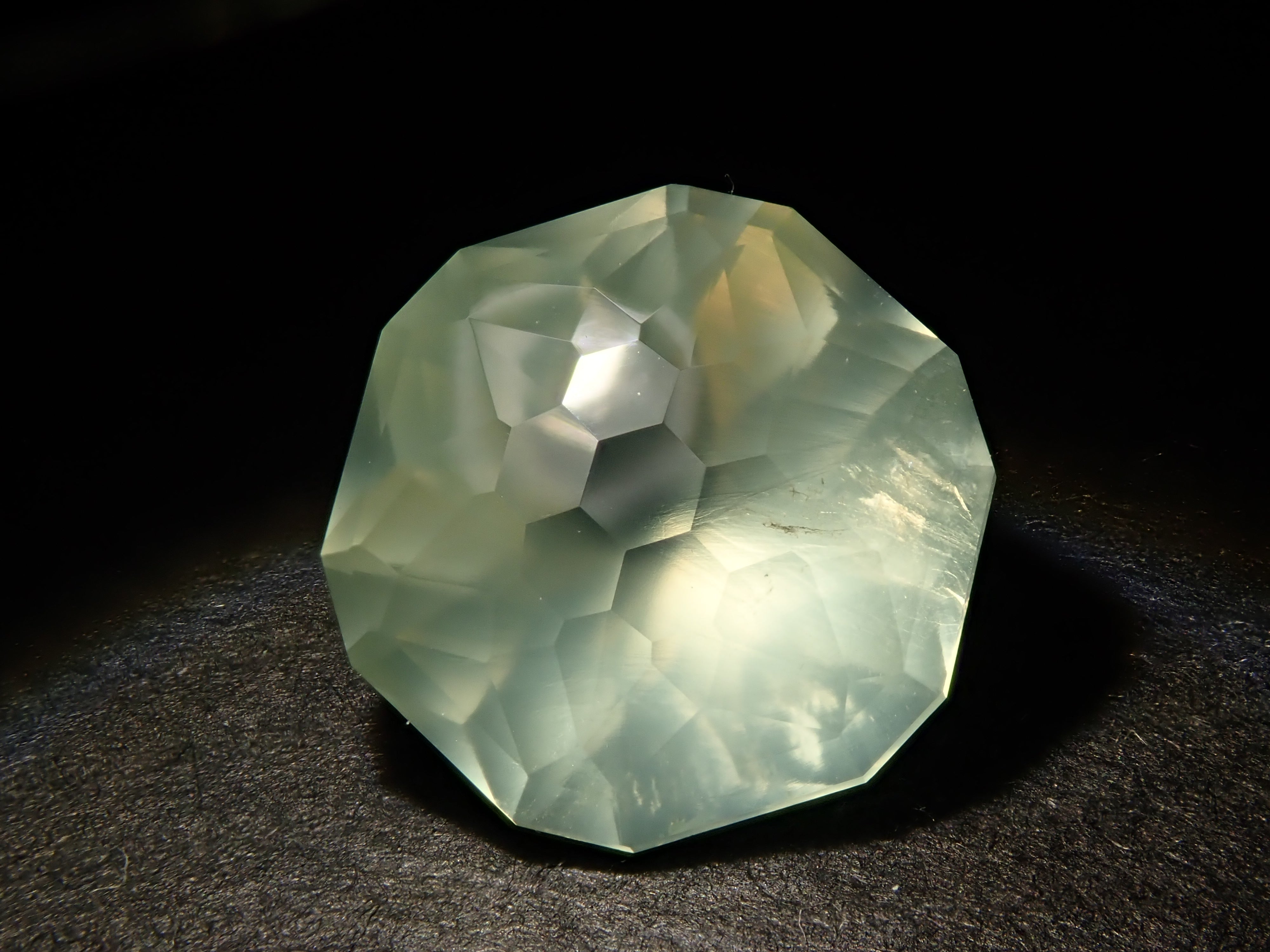[12561261] Australian Prehnite 2.666ct Loose Stone
