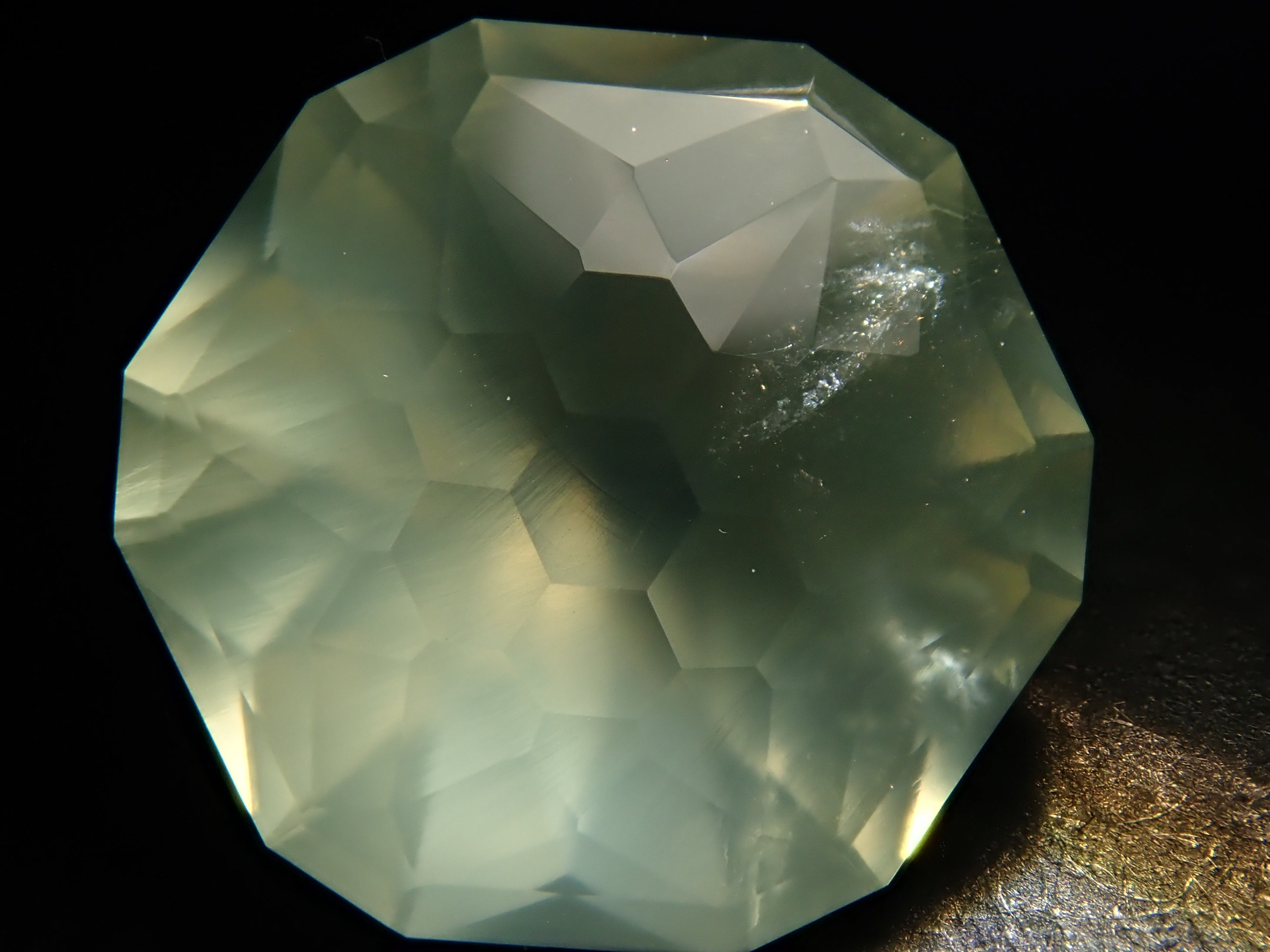 [12561261] Australian Prehnite 2.666ct Loose Stone