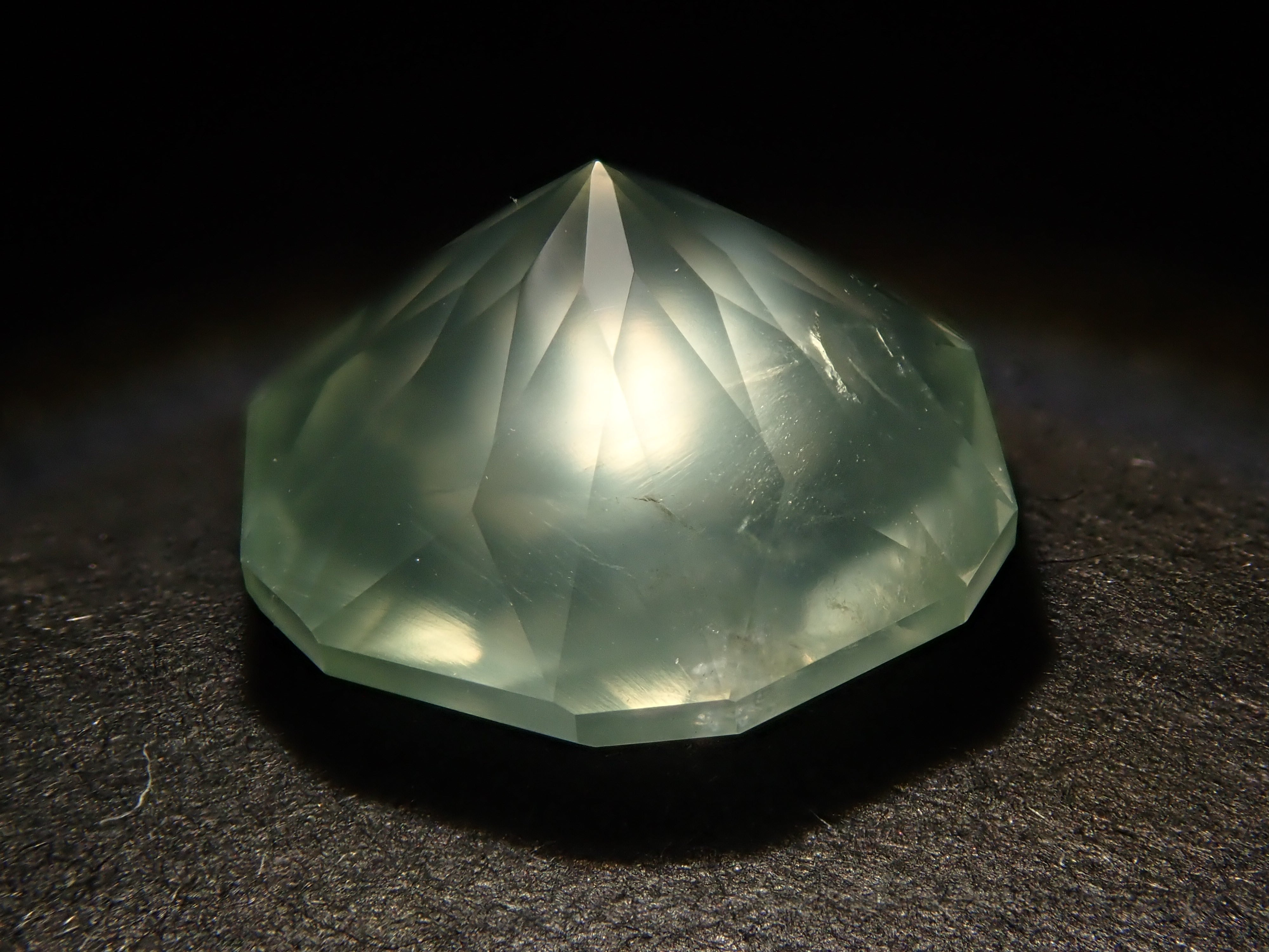 [12561261] Australian Prehnite 2.666ct Loose Stone