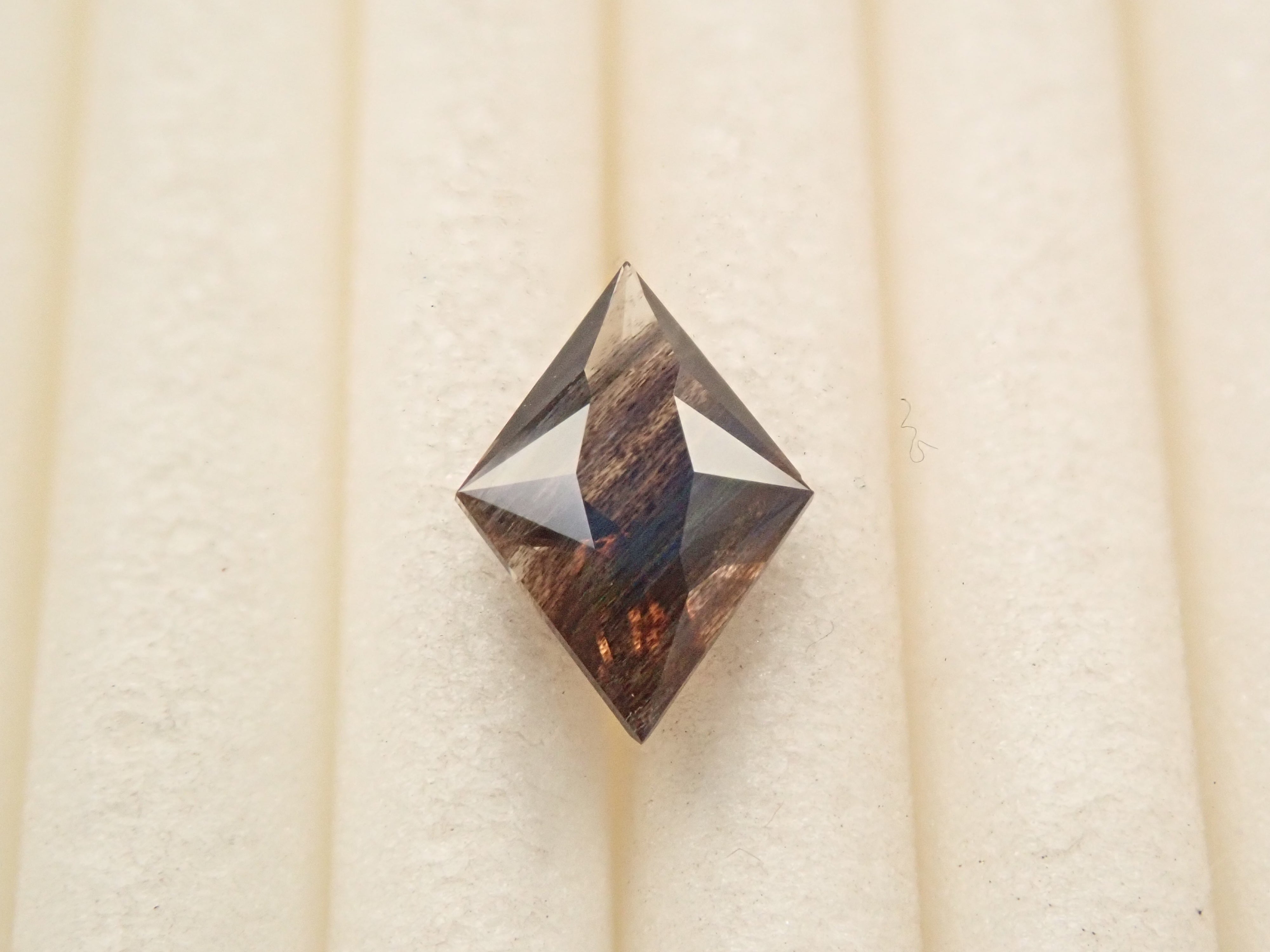 【12561281掲載】ブラジル産レインボースキャポライト 0.435ctルース