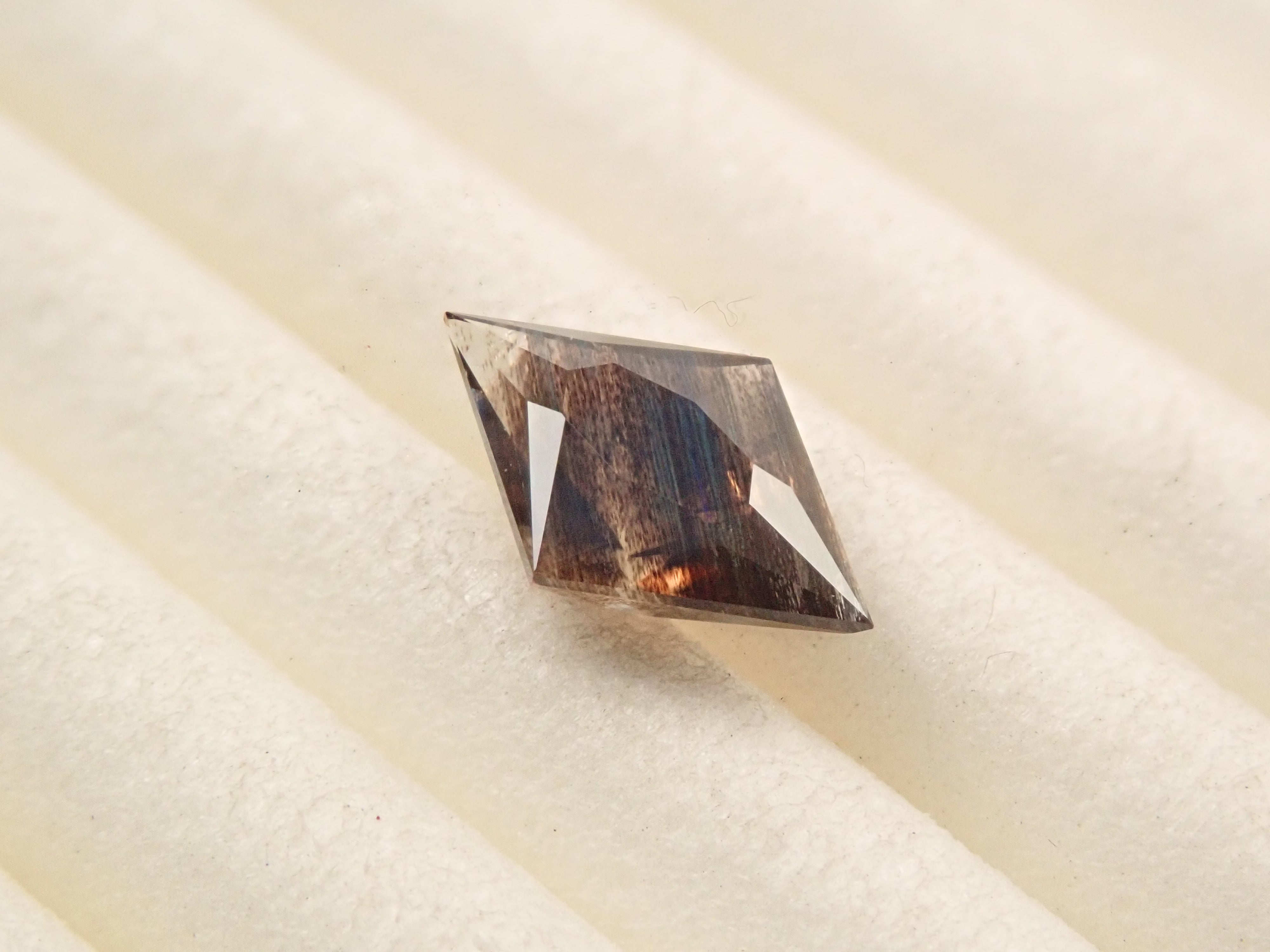 【12561281掲載】ブラジル産レインボースキャポライト 0.435ctルース