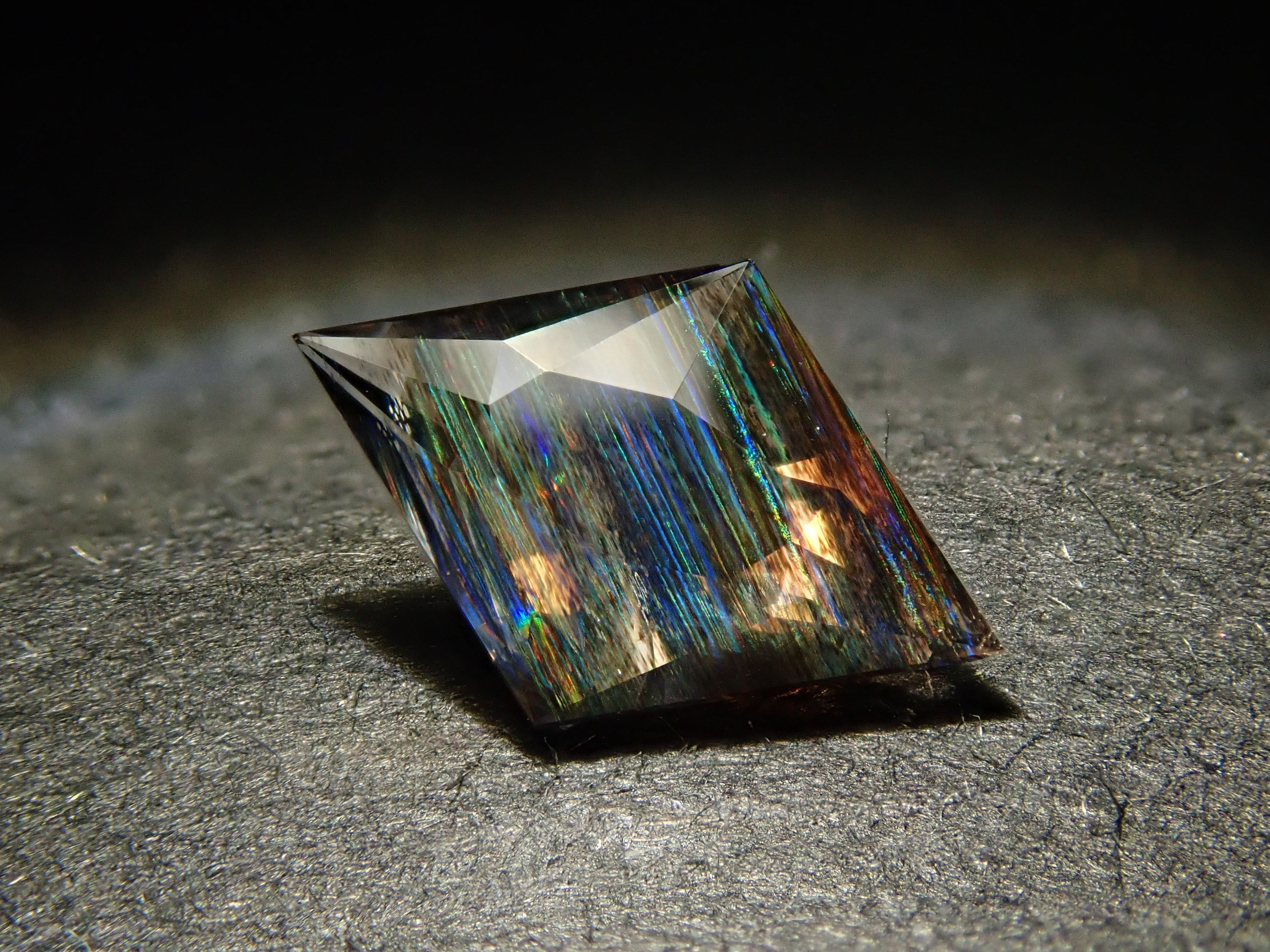 [12561281] Brazilian Rainbow Scapolite 0.435ct Loose Stone