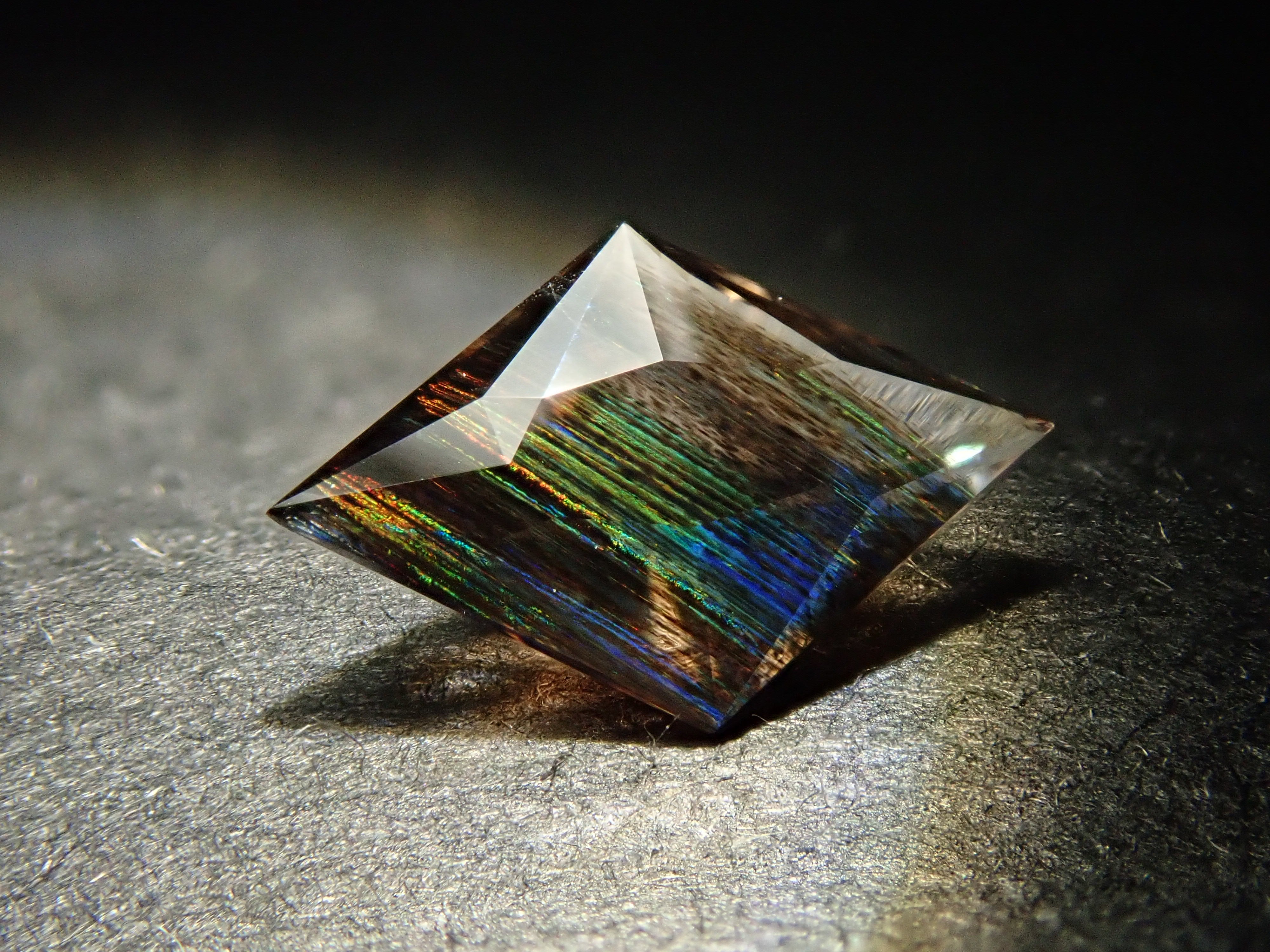 [12561281] Brazilian Rainbow Scapolite 0.435ct Loose Stone