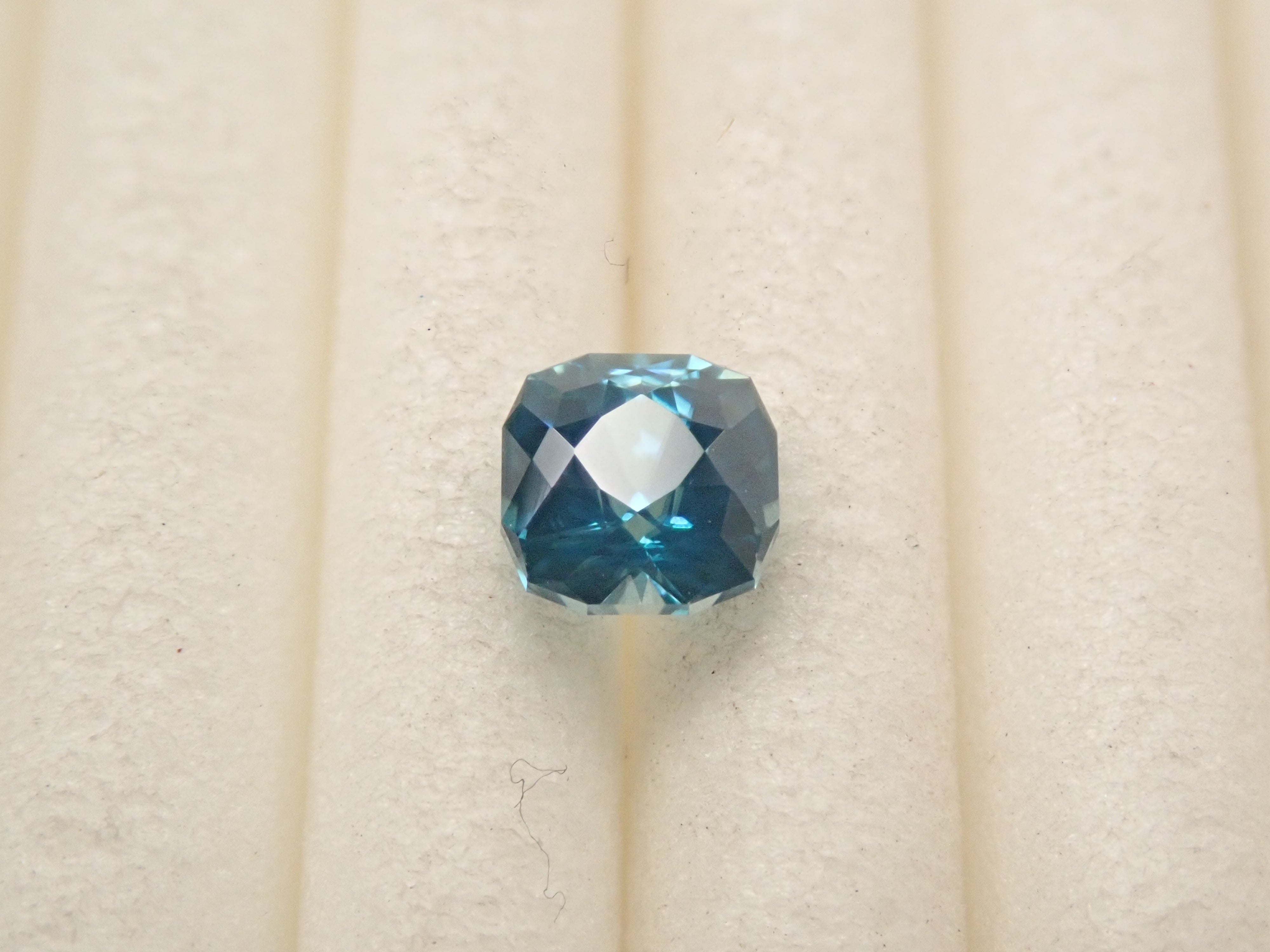 【12561522掲載】カンボジア産ブルージルコン（ラタナキリブルー） 0.354ctルース