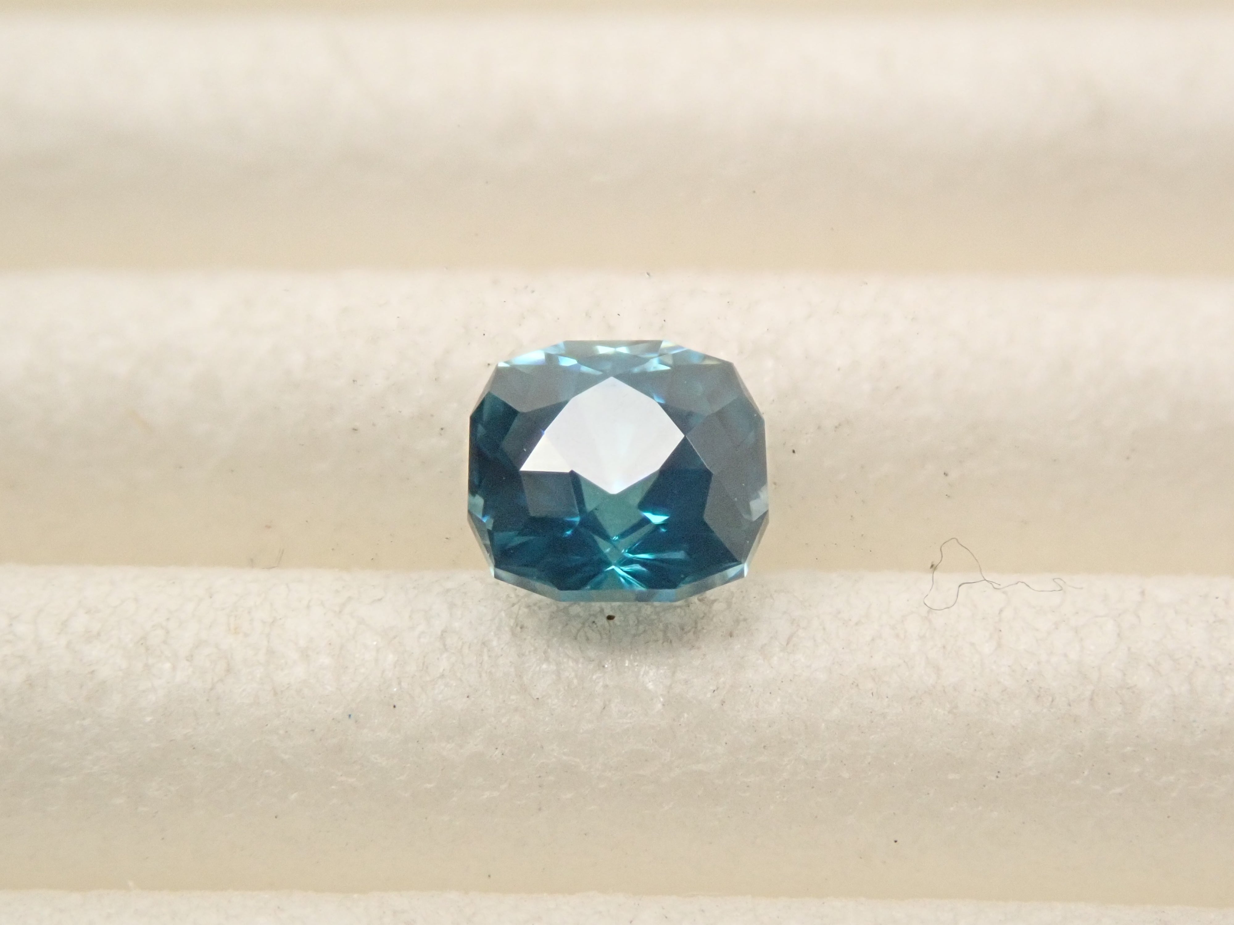 【12561522掲載】カンボジア産ブルージルコン（ラタナキリブルー） 0.354ctルース