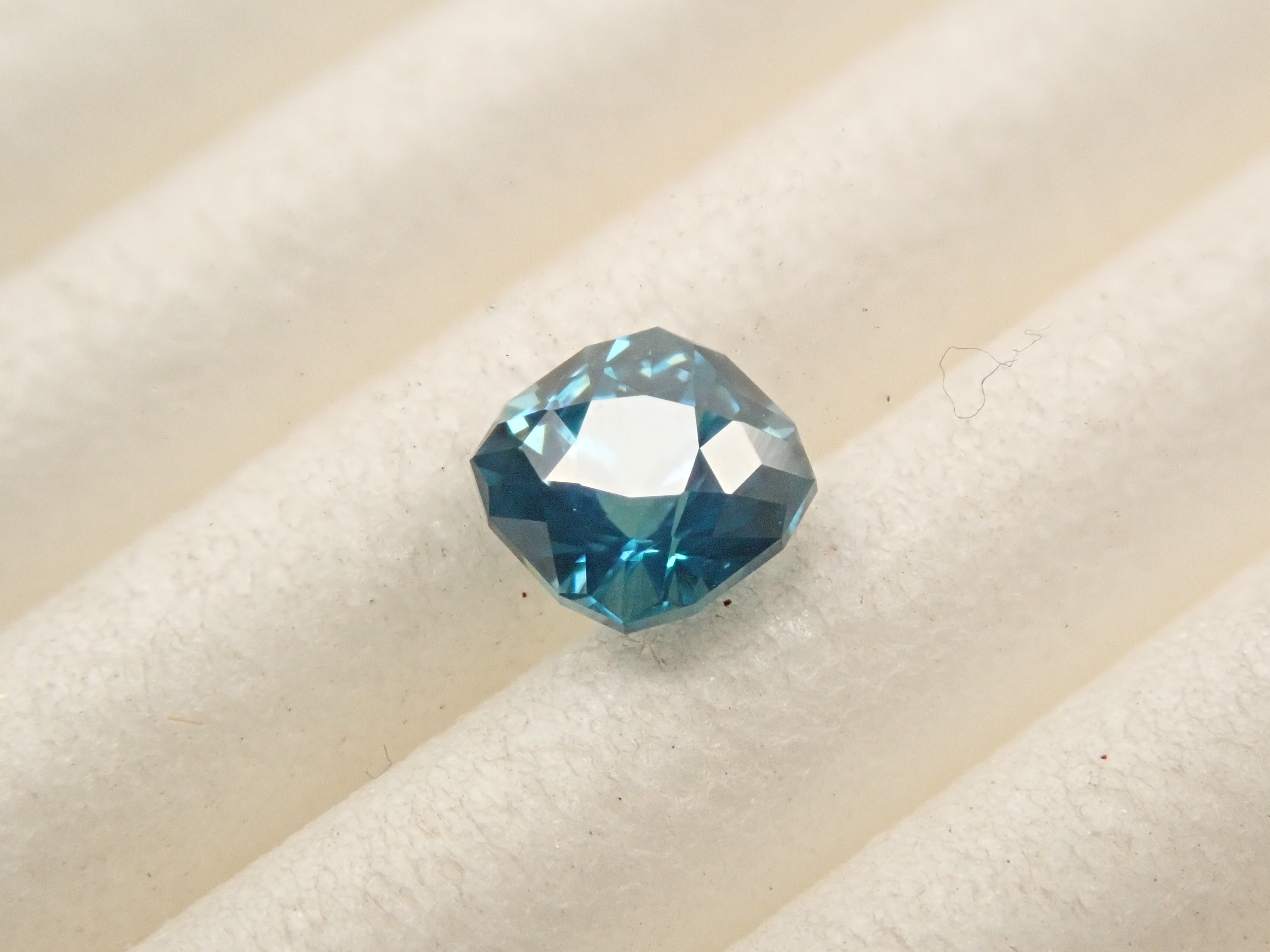 【12561522掲載】カンボジア産ブルージルコン（ラタナキリブルー） 0.354ctルース