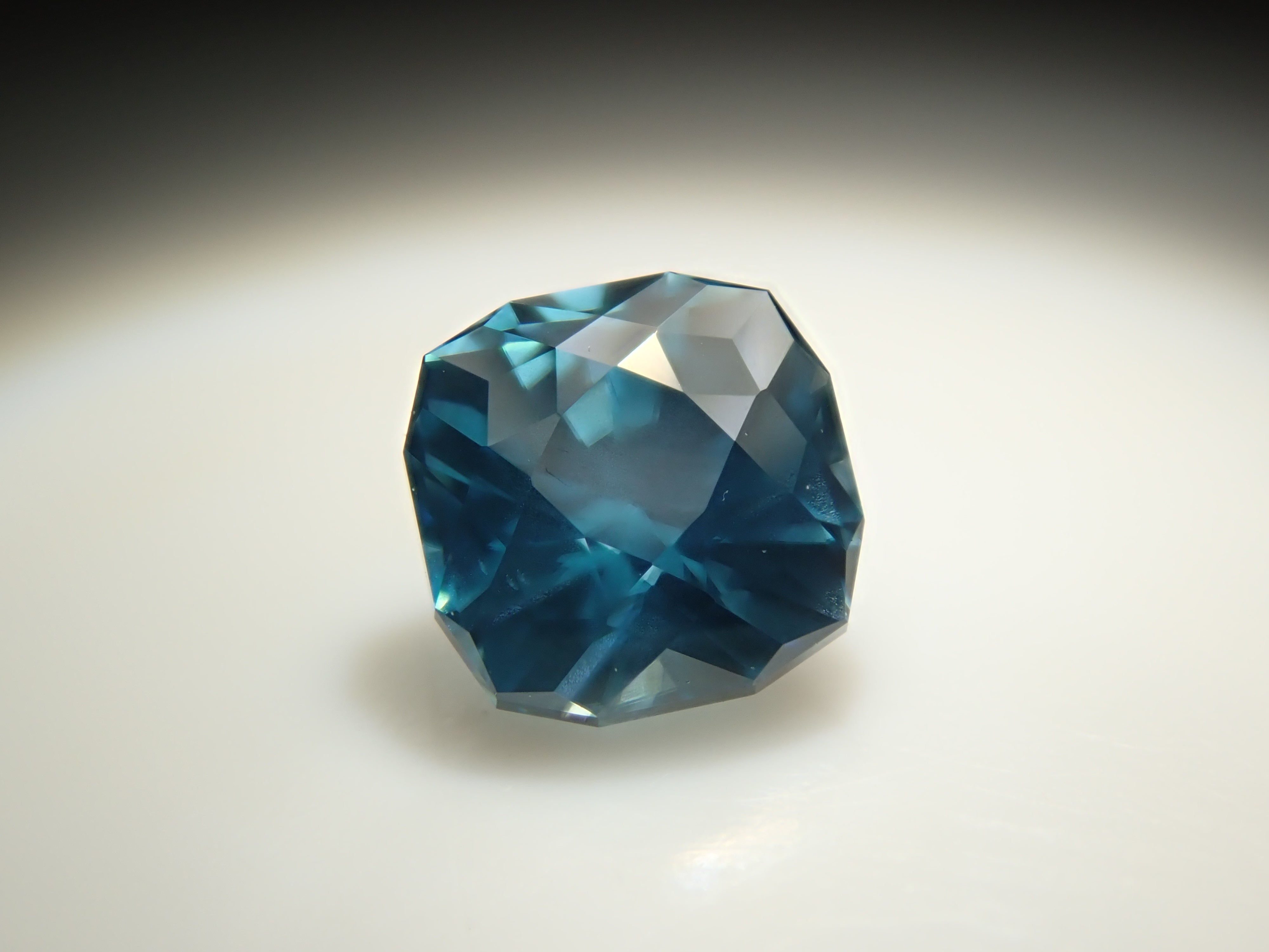 【12561522掲載】カンボジア産ブルージルコン（ラタナキリブルー） 0.354ctルース