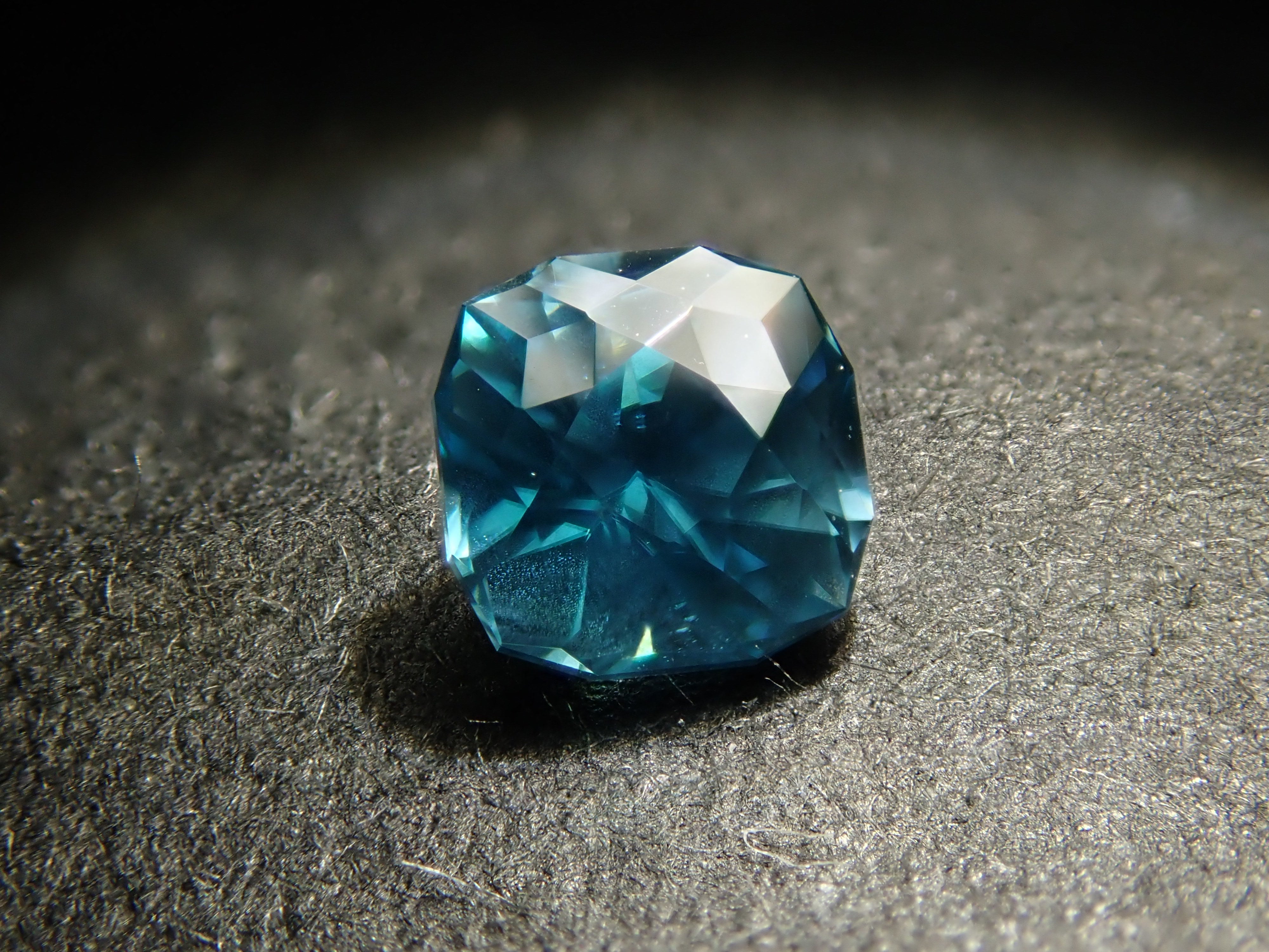 【12561522掲載】カンボジア産ブルージルコン（ラタナキリブルー） 0.354ctルース