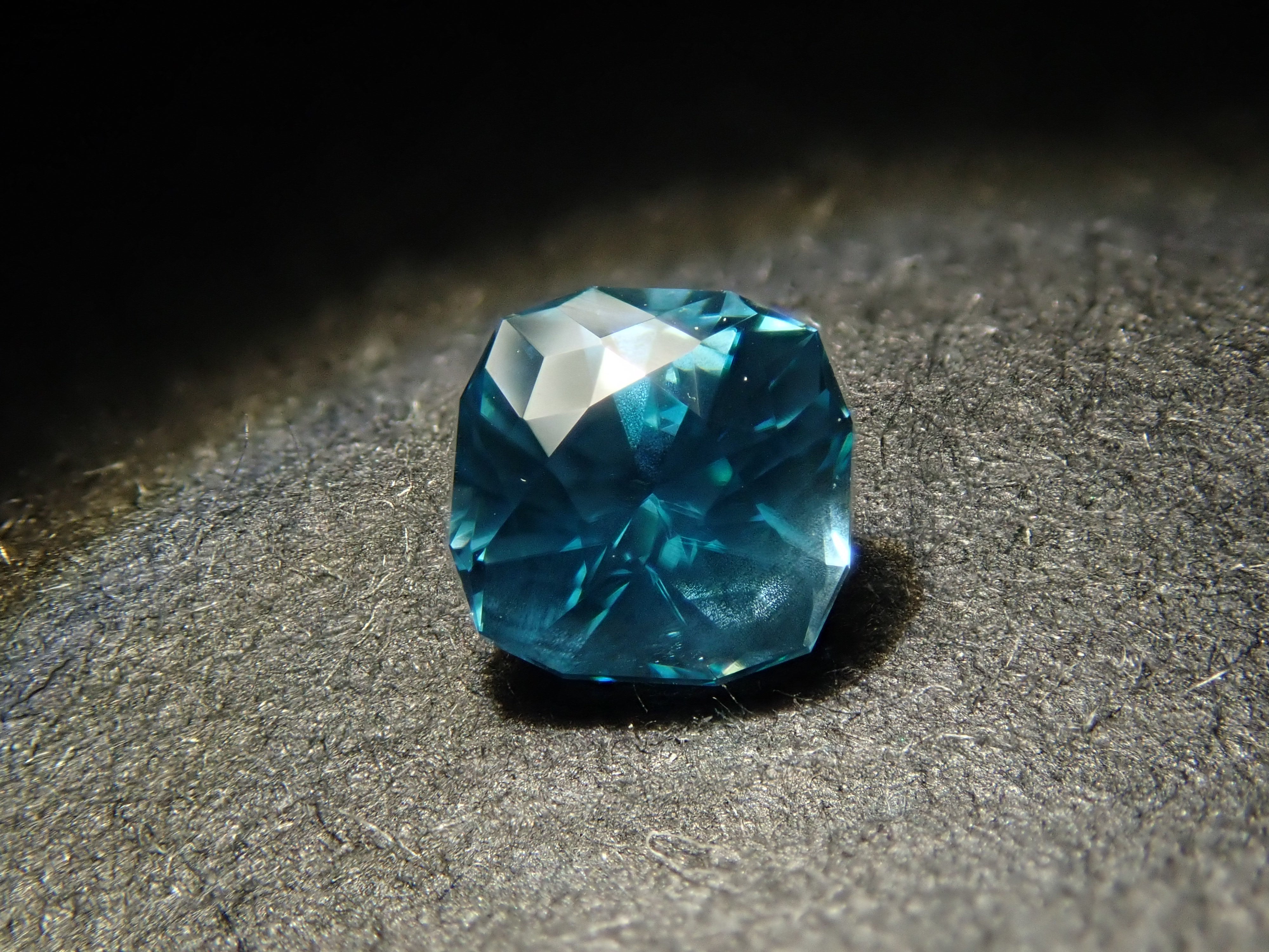 【12561522掲載】カンボジア産ブルージルコン（ラタナキリブルー） 0.354ctルース