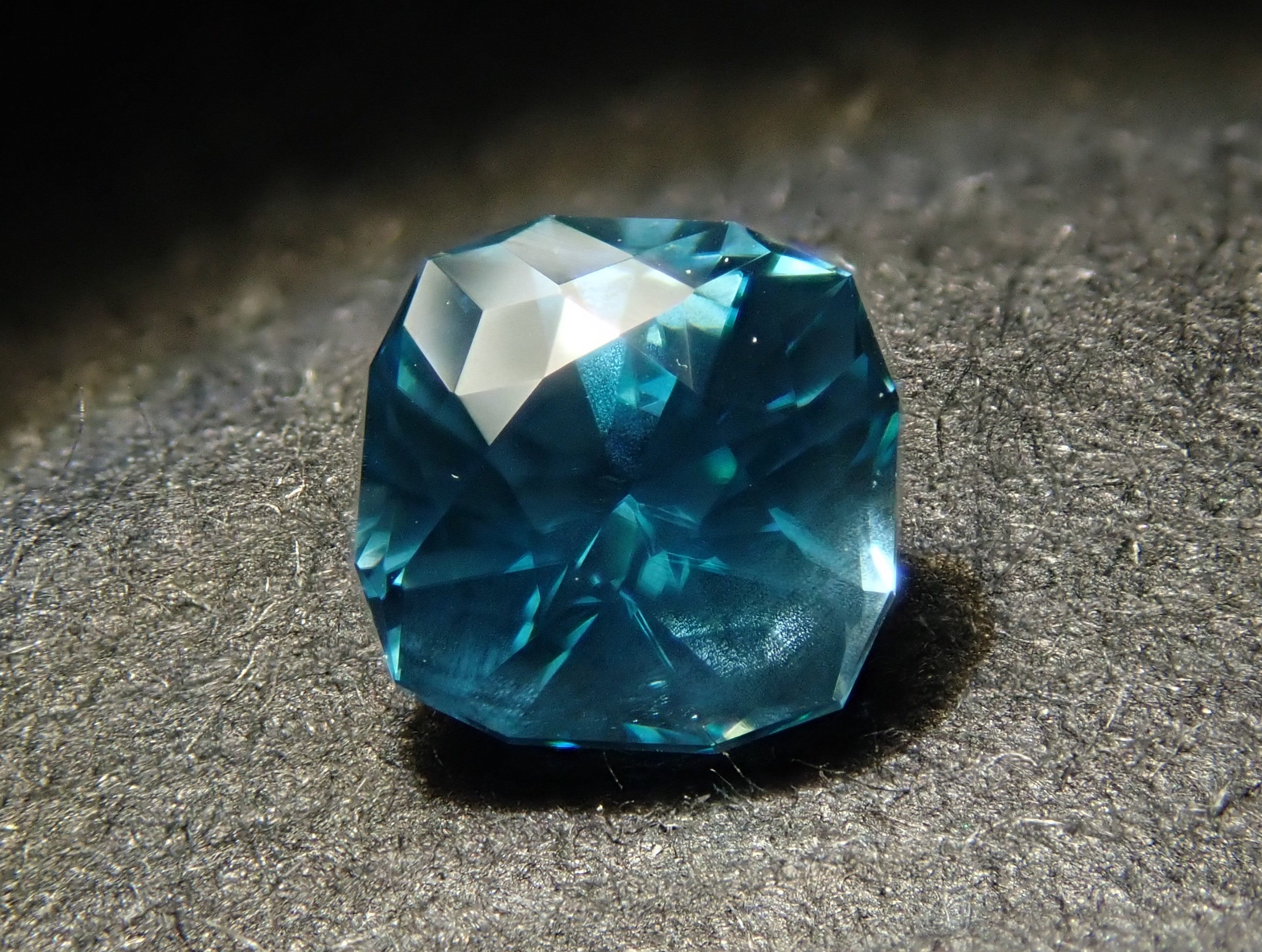[12561522] Cambodian Blue Zircon (Ratanakiri Blue) 0.354ct Loose Stone