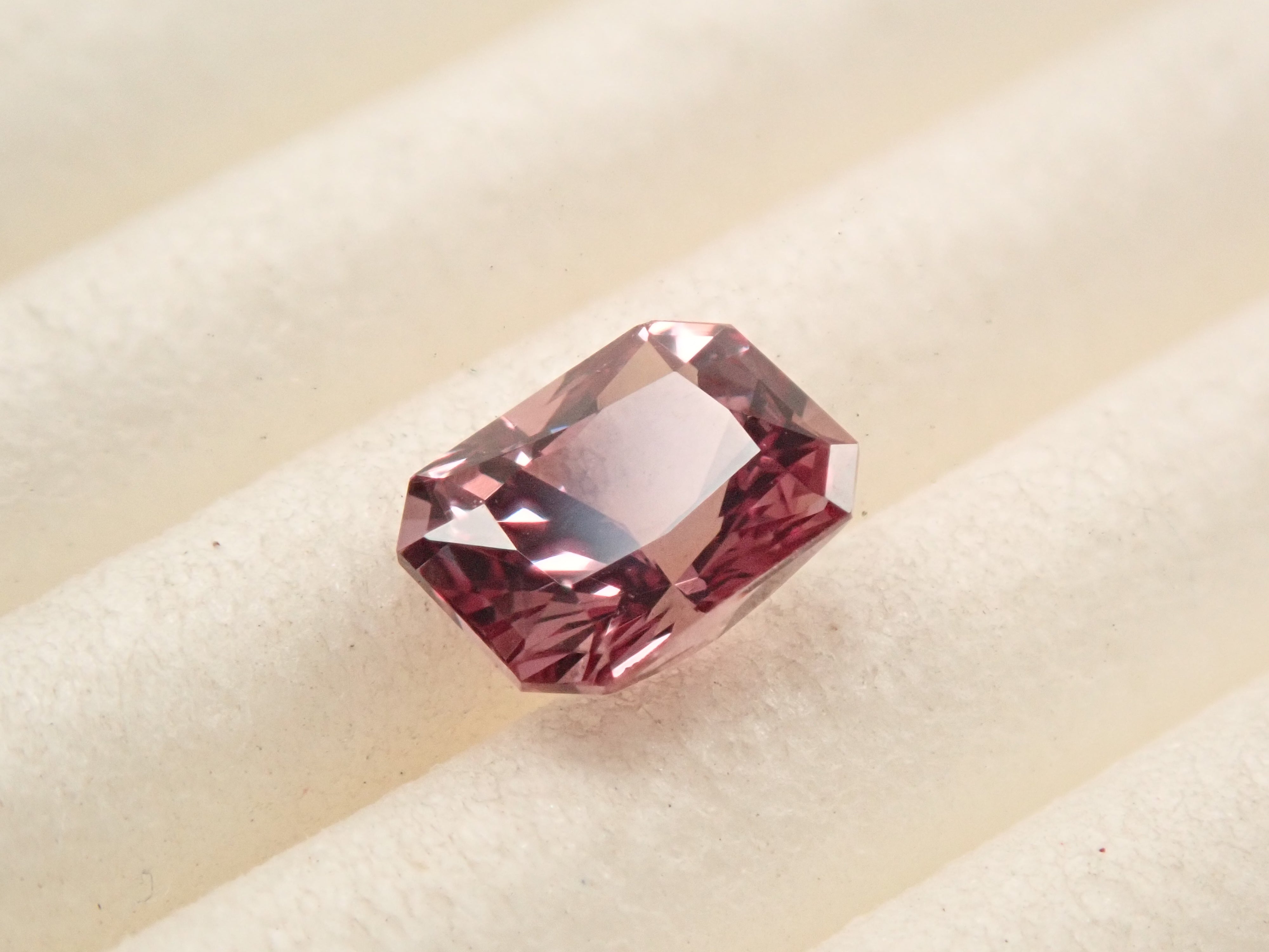 【12561626掲載】タンザニア産カラーチェンジガーネット 0.509ctルース