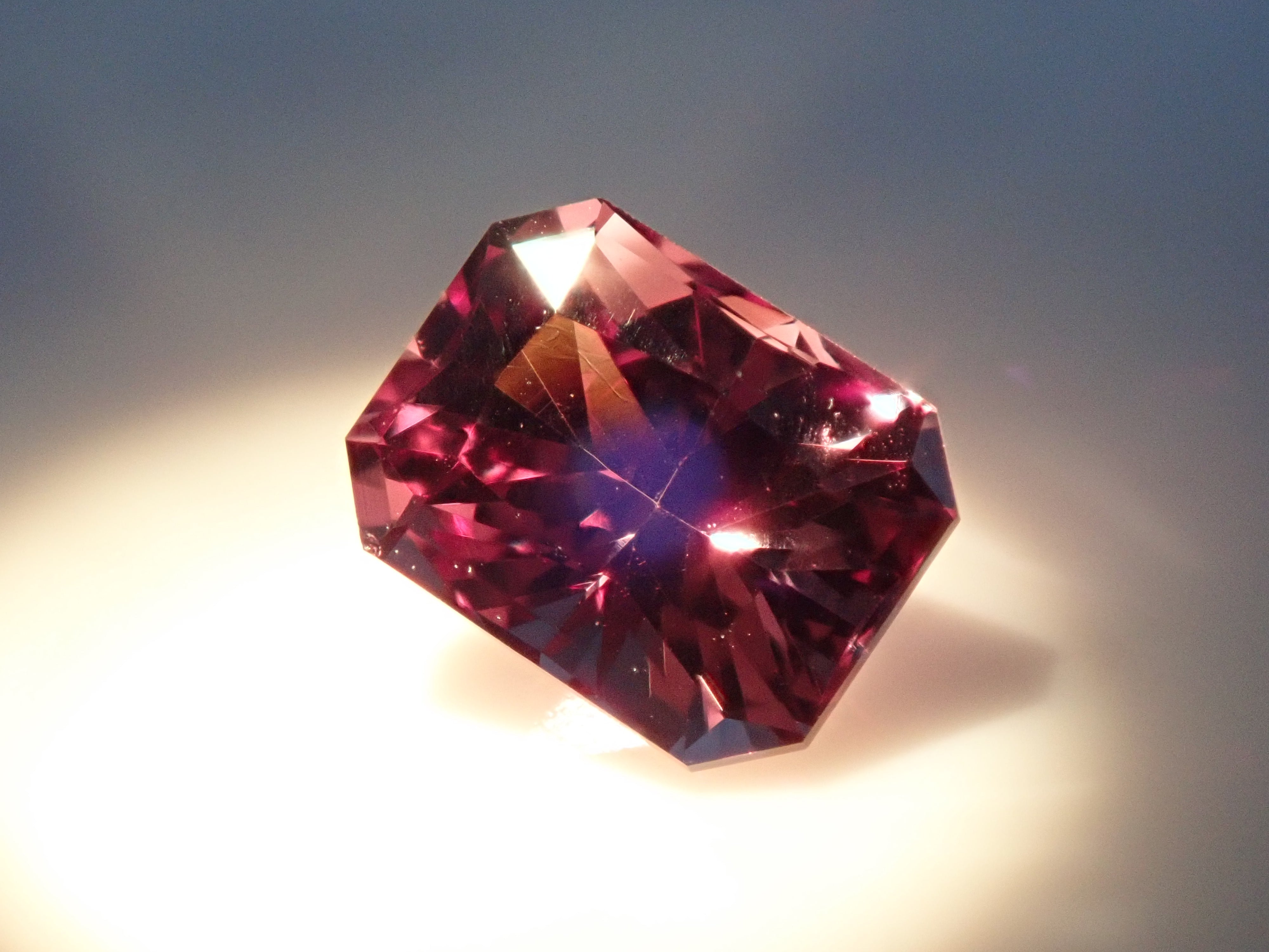 タンザニア産カラーチェンジガーネット 0.509ctルース