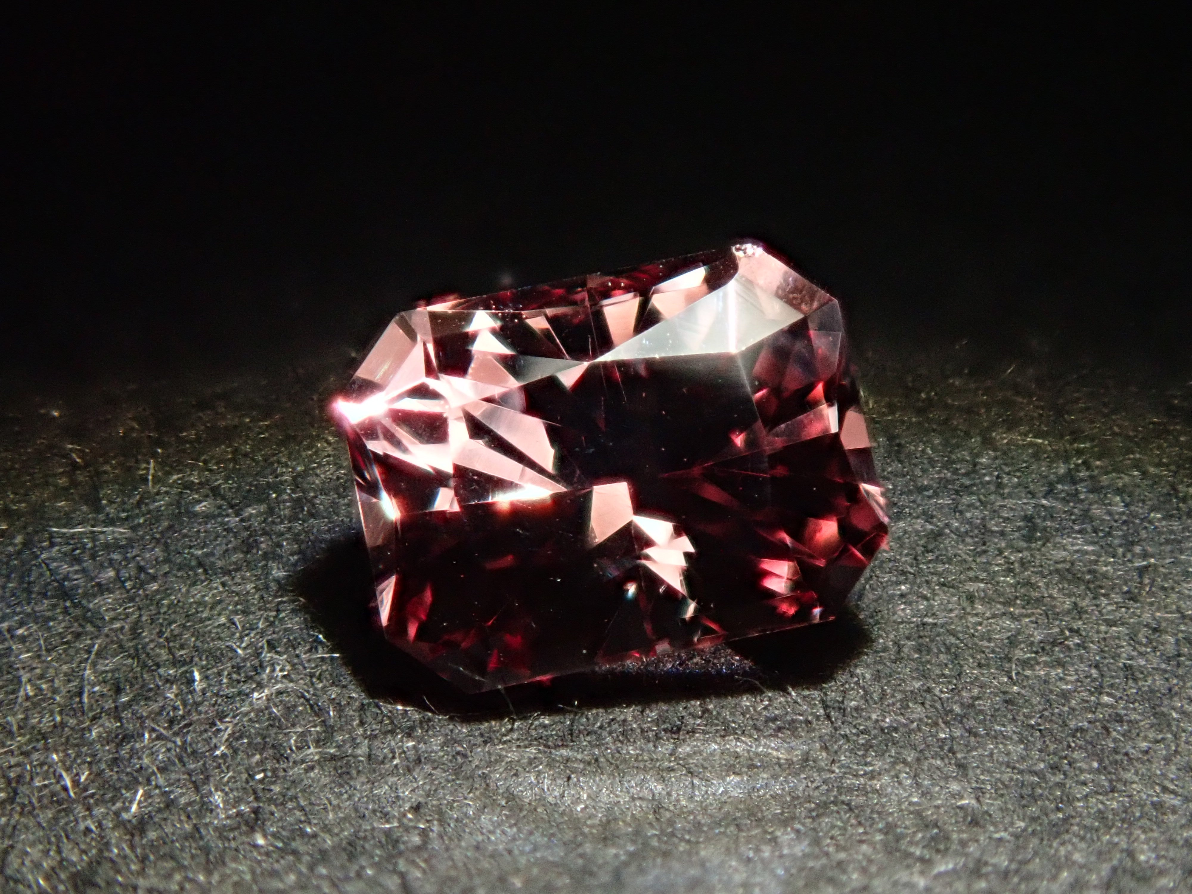 タンザニア産カラーチェンジガーネット 0.509ctルース