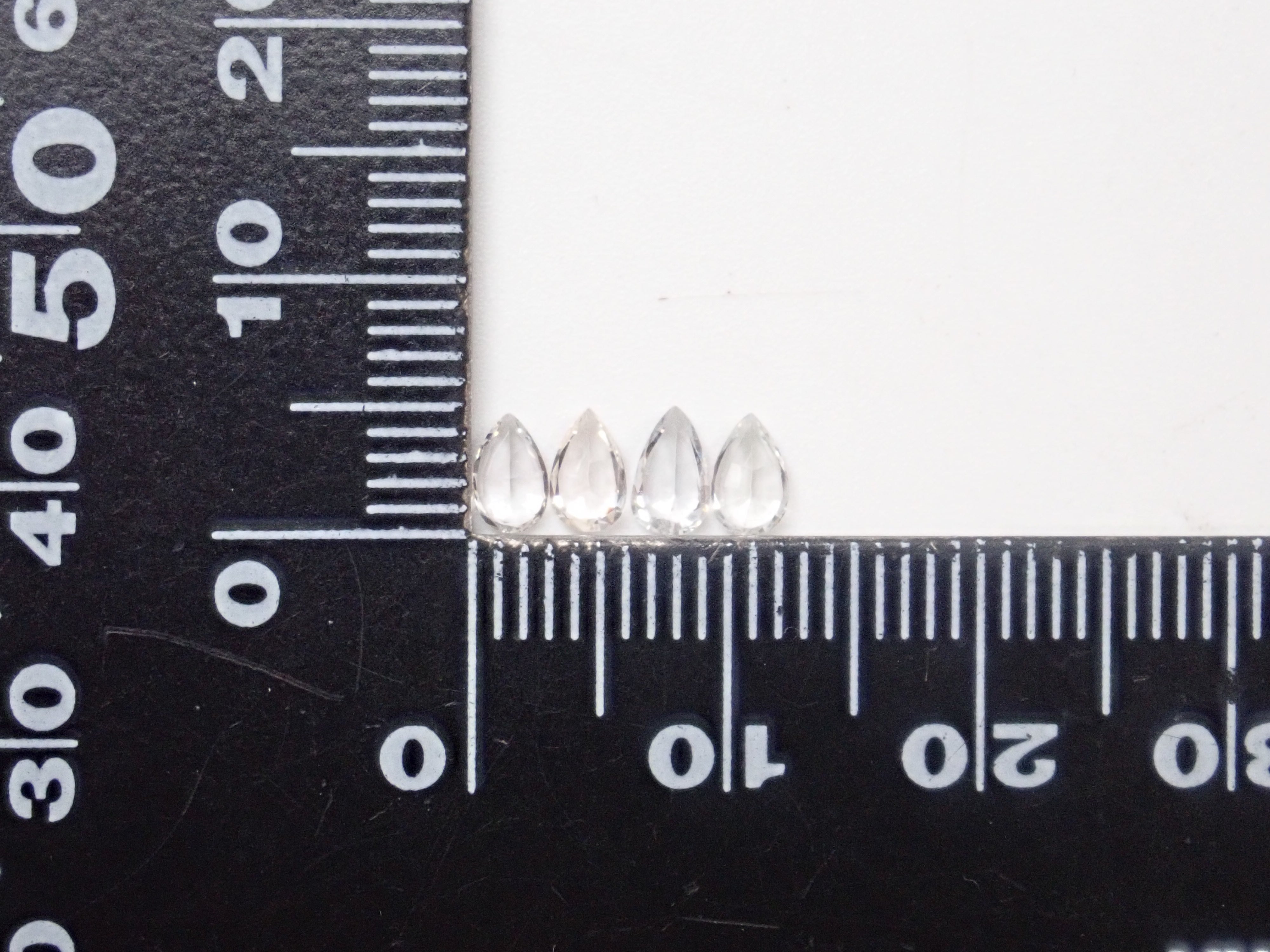 スリランカ産ホワイトサファイア1石ルース（ペアシェイプ,5×3mm）