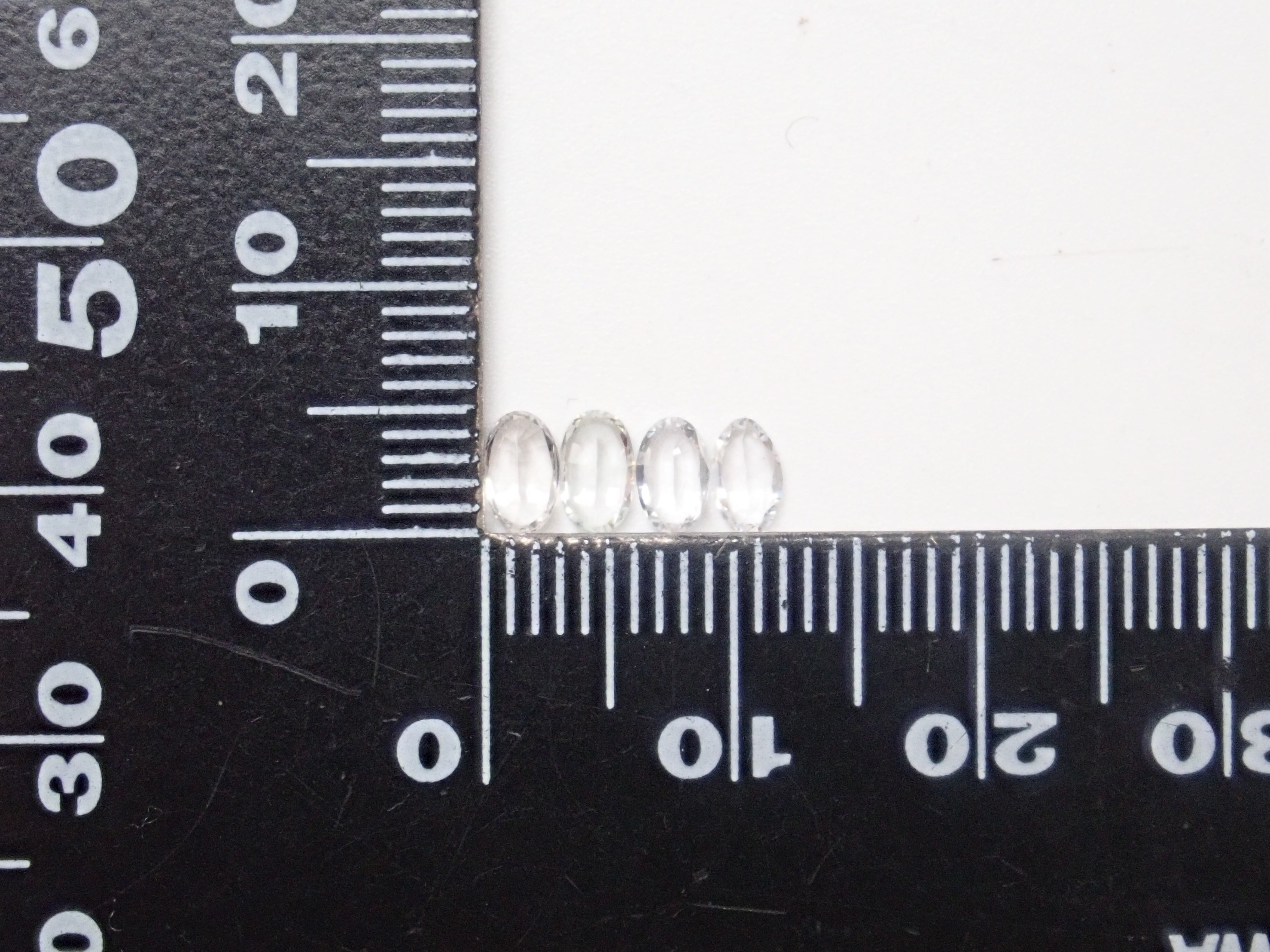 スリランカ産ホワイトサファイア1石ルース（オーバルカット,5×3mm）