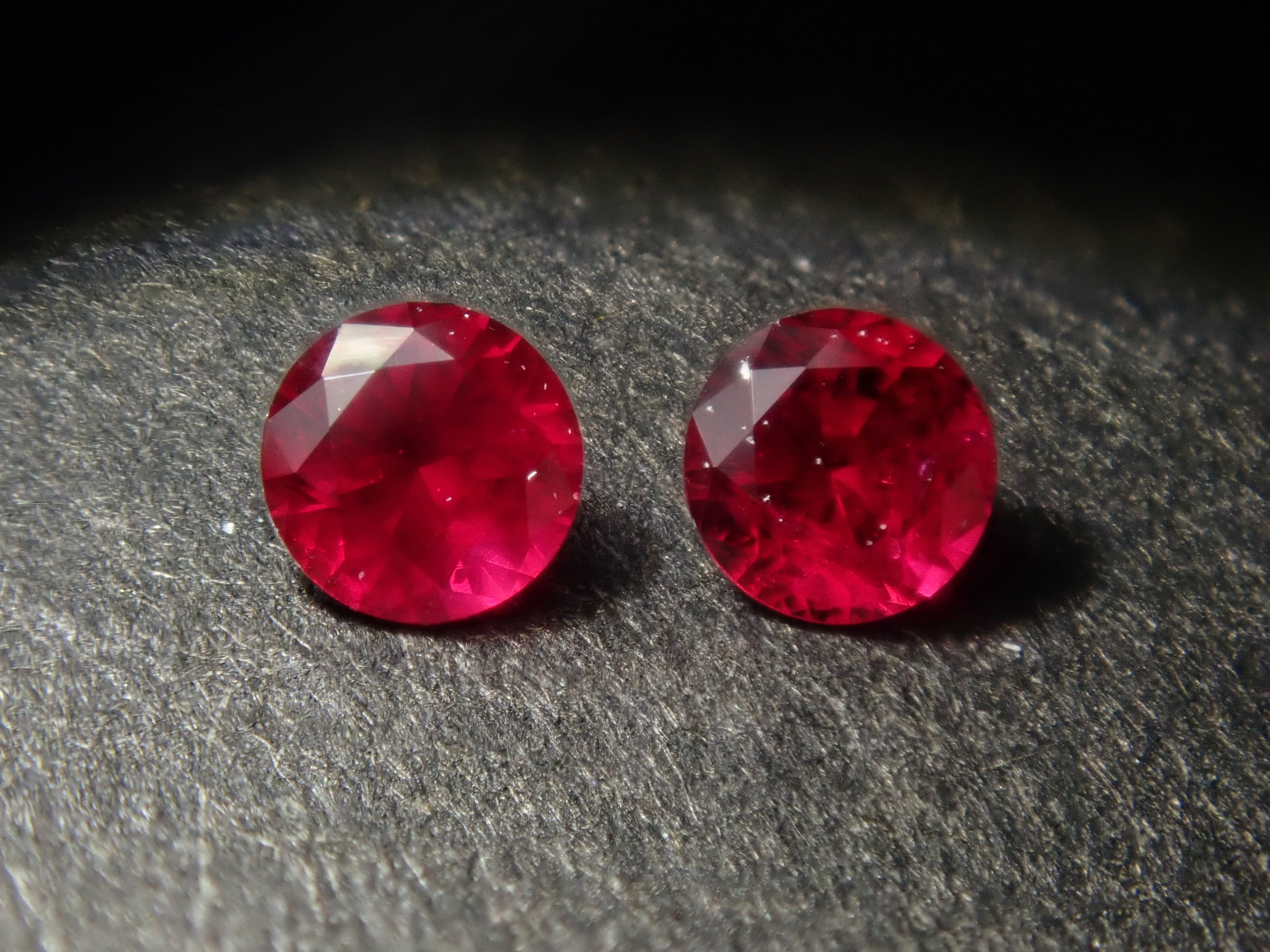 【2/28 22時販売】《限定2石》グリーンランド産ルビー1石ルース（2.2mm,トップカラー,証明書付）《複数購入割引有》