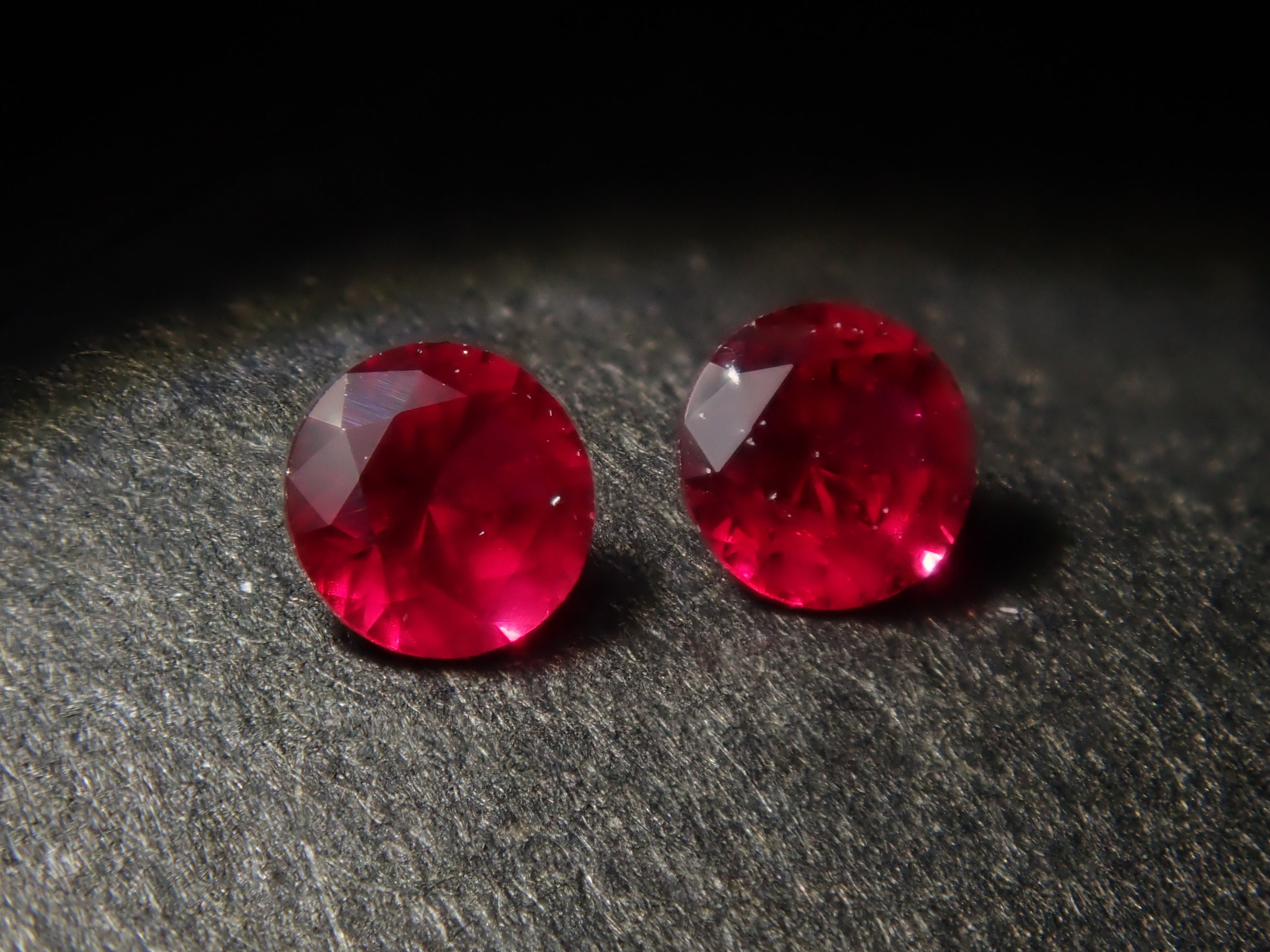 【2/28 22時販売】《限定2石》グリーンランド産ルビー1石ルース（2.2mm,トップカラー,証明書付）《複数購入割引有》