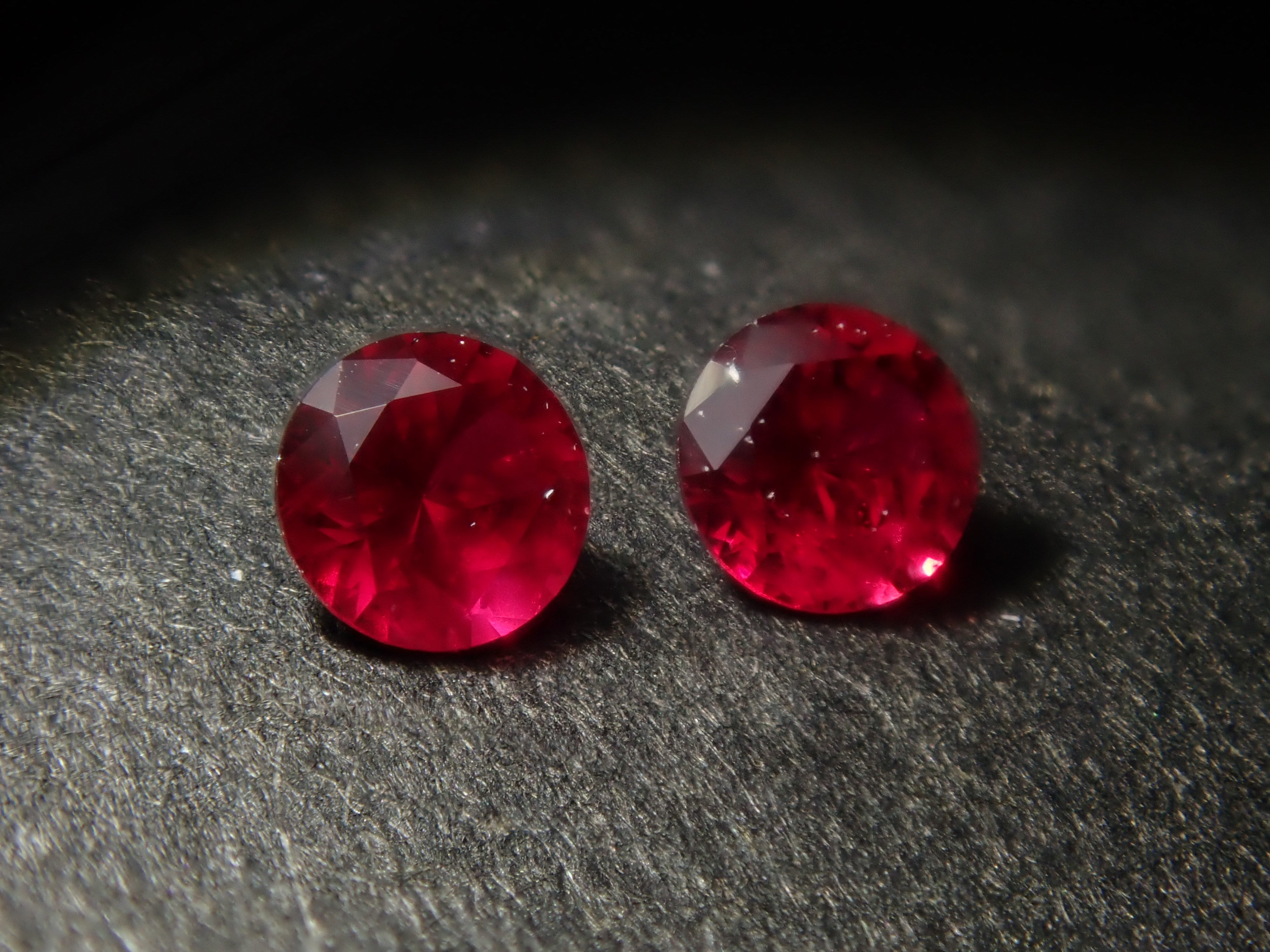 【2/28 22時販売】《限定2石》グリーンランド産ルビー1石ルース（2.2mm,トップカラー,証明書付）《複数購入割引有》