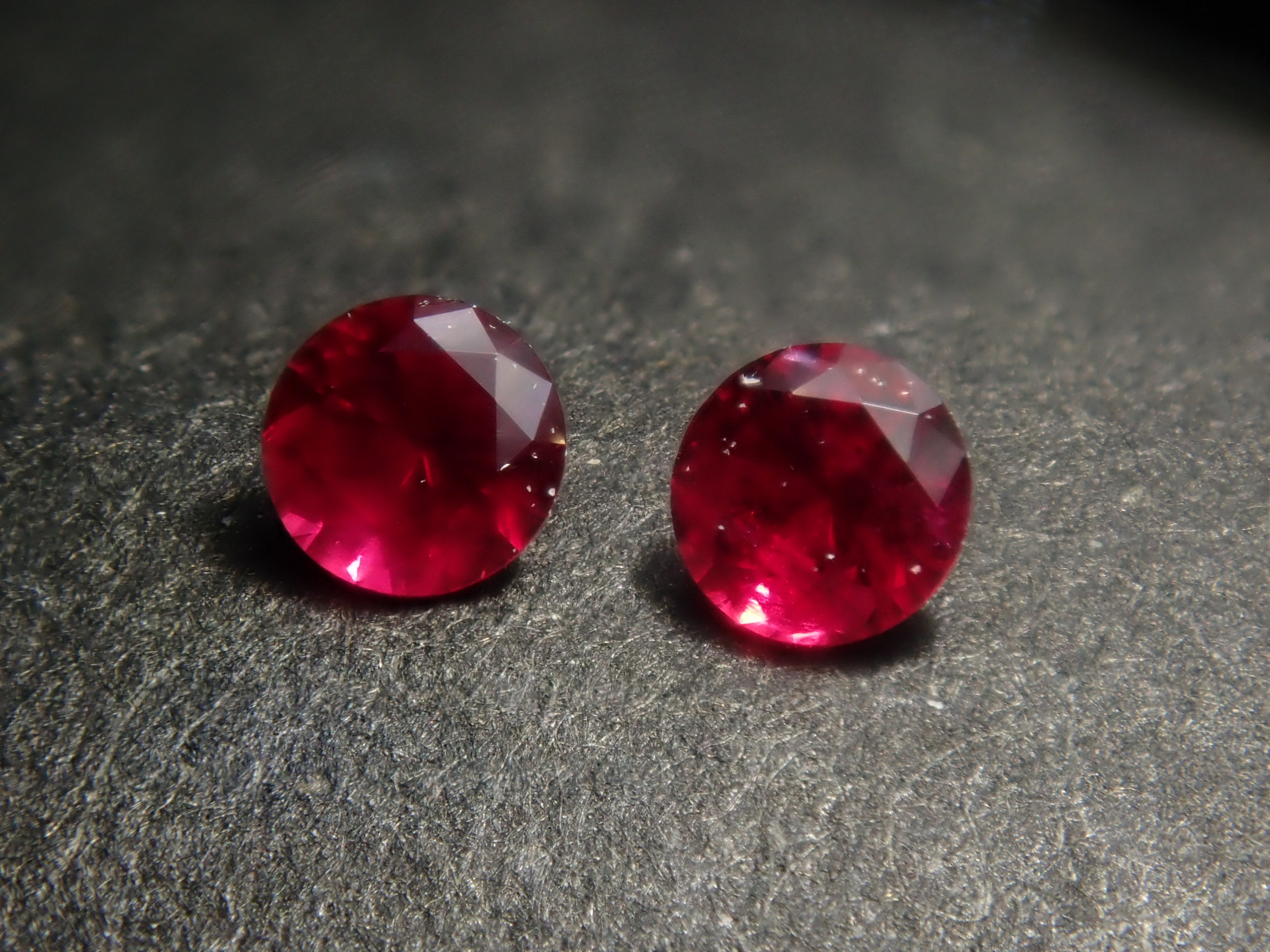 【2/28 22時販売】《限定2石》グリーンランド産ルビー1石ルース（2.2mm,トップカラー,証明書付）《複数購入割引有》