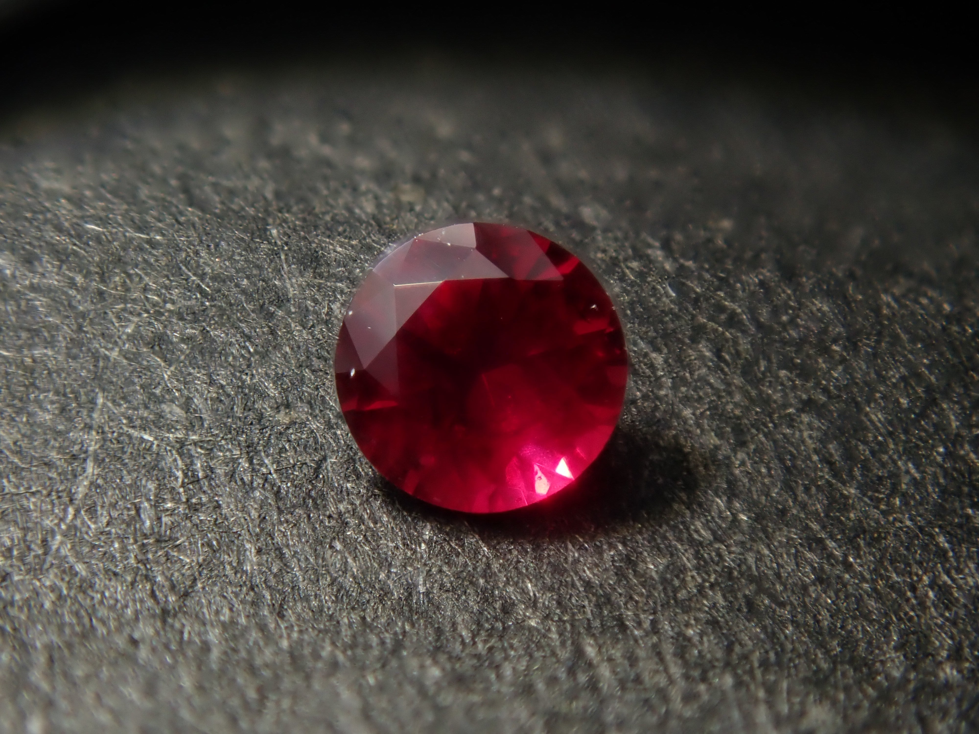 【2/28 22時販売】《限定2石》グリーンランド産ルビー1石ルース（2.2mm,トップカラー,証明書付）《複数購入割引有》