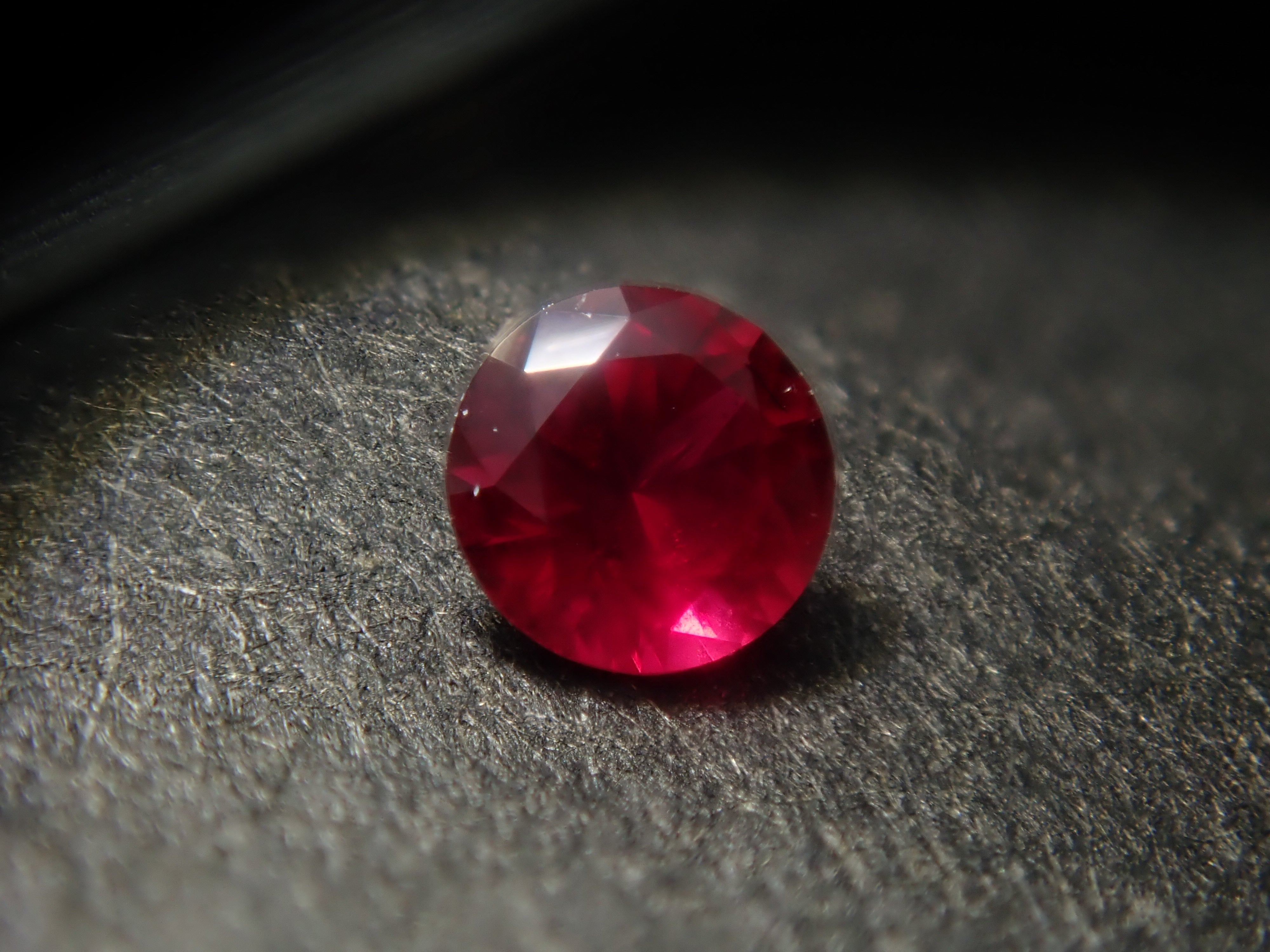 【2/28 22時販売】《限定2石》グリーンランド産ルビー1石ルース（2.2mm,トップカラー,証明書付）《複数購入割引有》