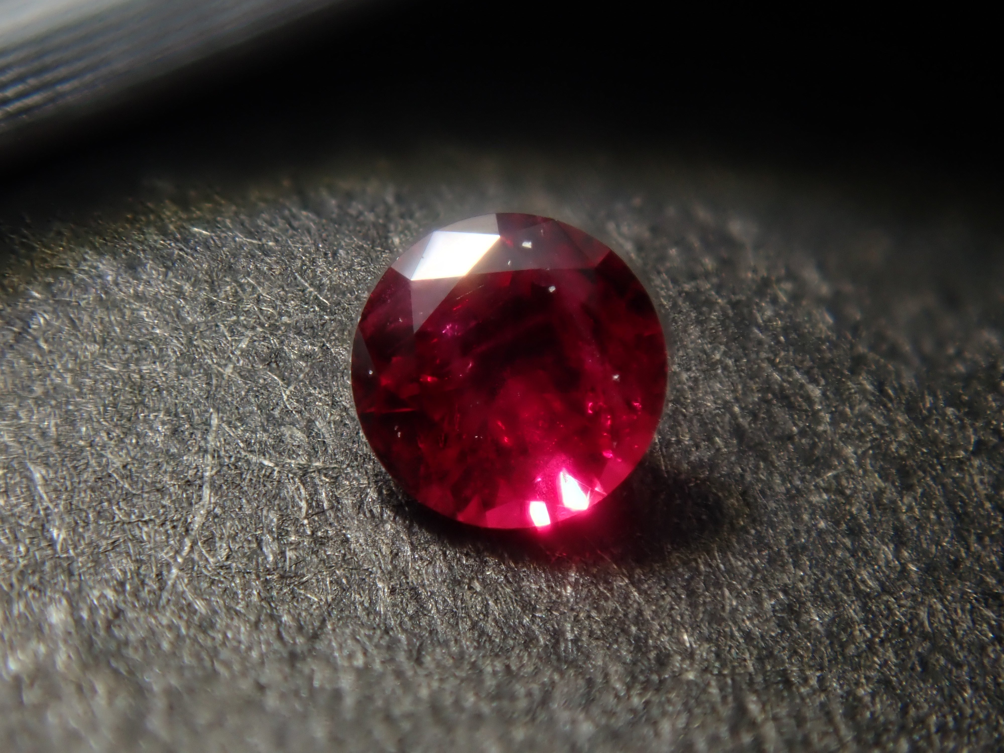 【2/28 22時販売】《限定2石》グリーンランド産ルビー1石ルース（2.2mm,トップカラー,証明書付）《複数購入割引有》