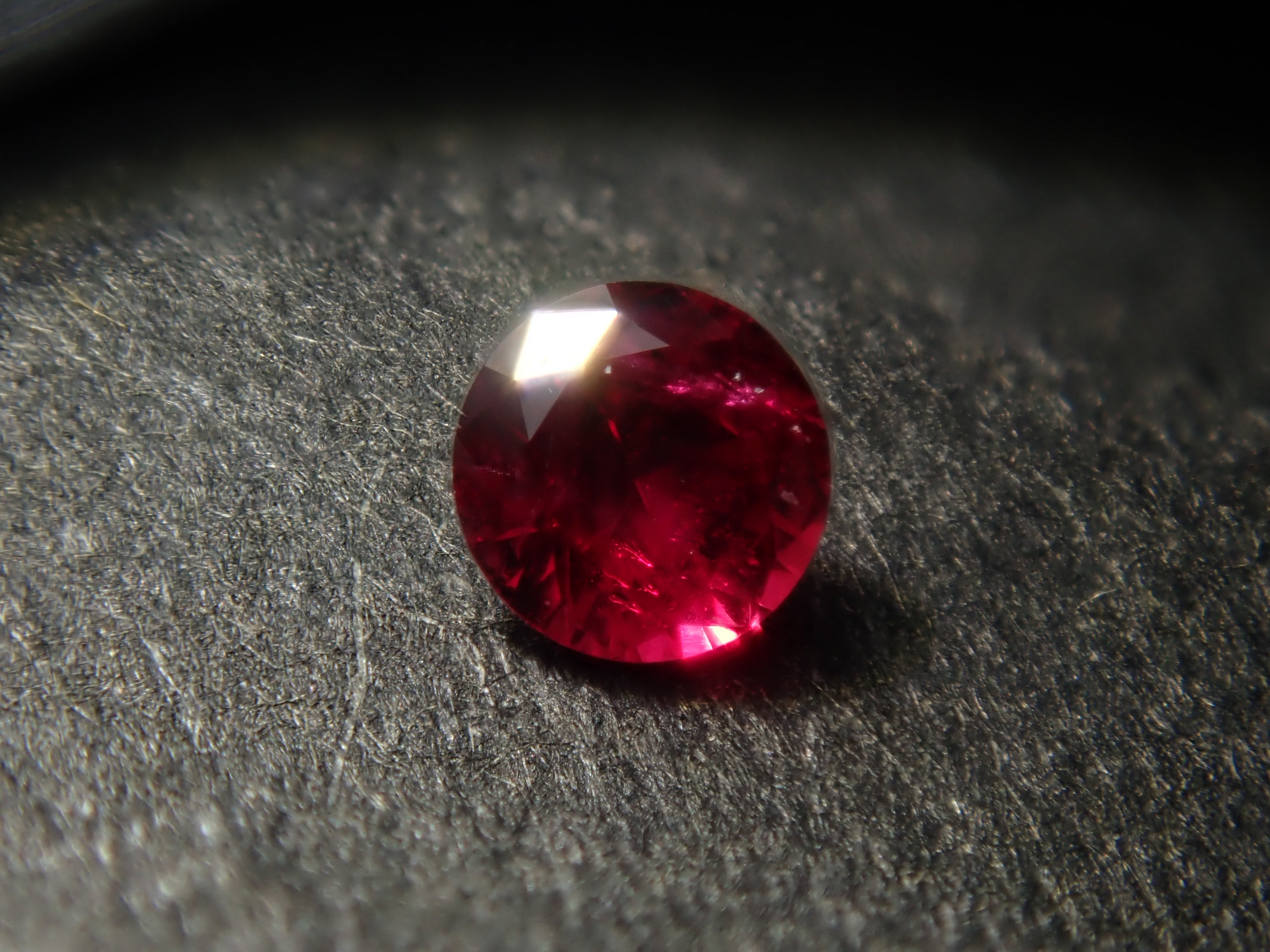 【2/28 22時販売】《限定2石》グリーンランド産ルビー1石ルース（2.2mm,トップカラー,証明書付）《複数購入割引有》