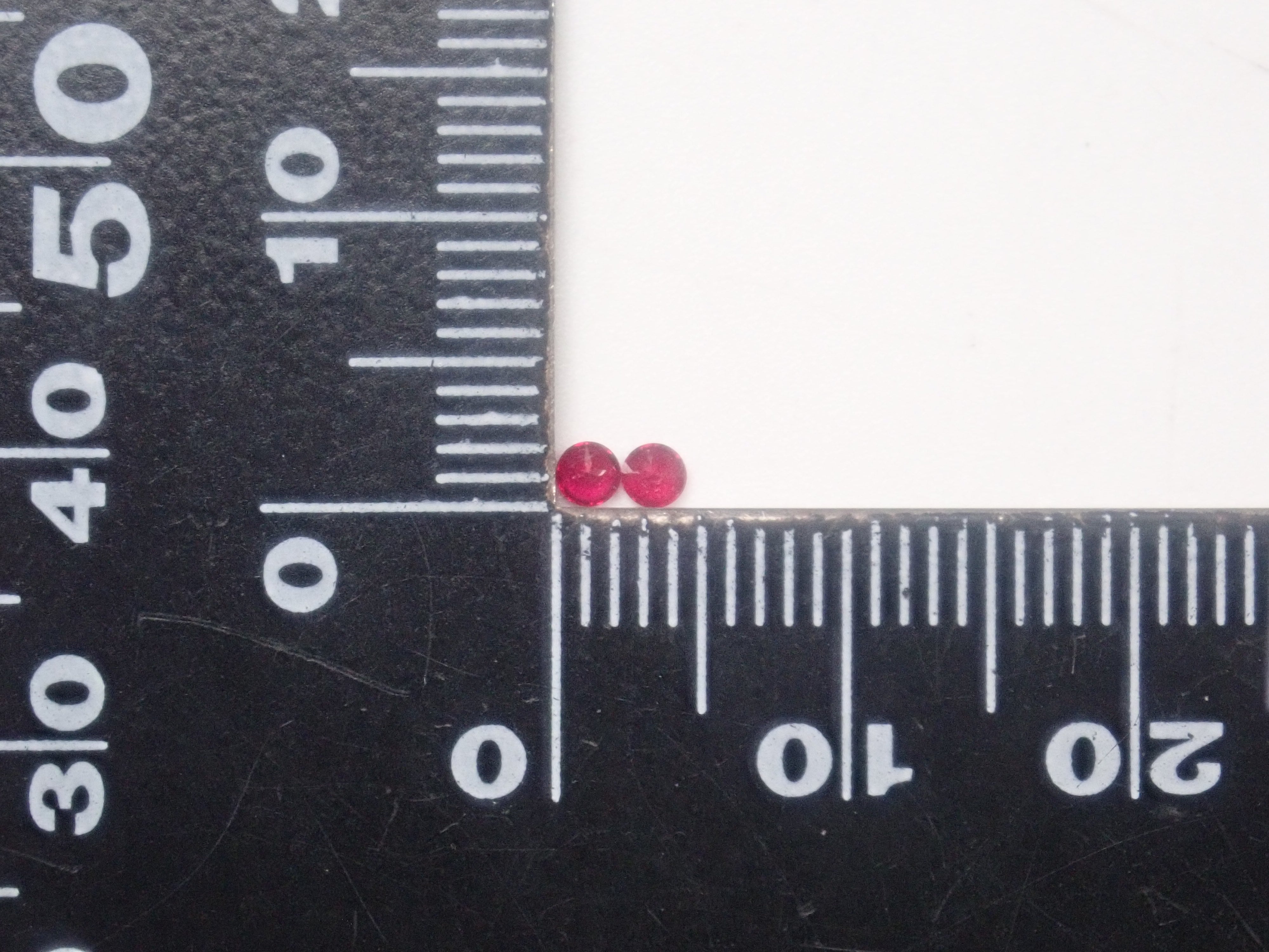 グリーンランド産ルビー1石ルース（2.2mm,トップカラー,証明書付