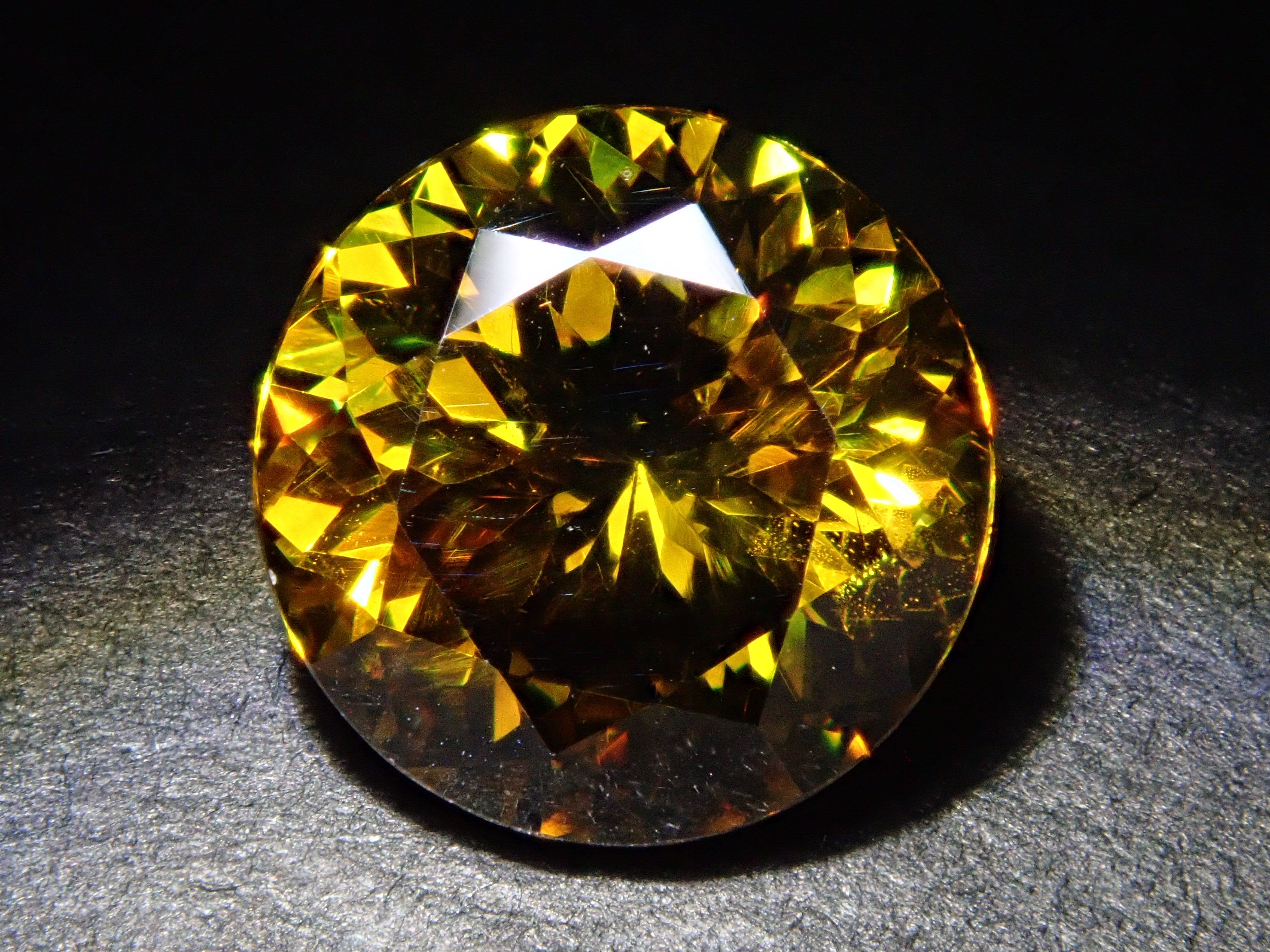 【12562013掲載】ブルガリア産スファレライト 2.233ctルース