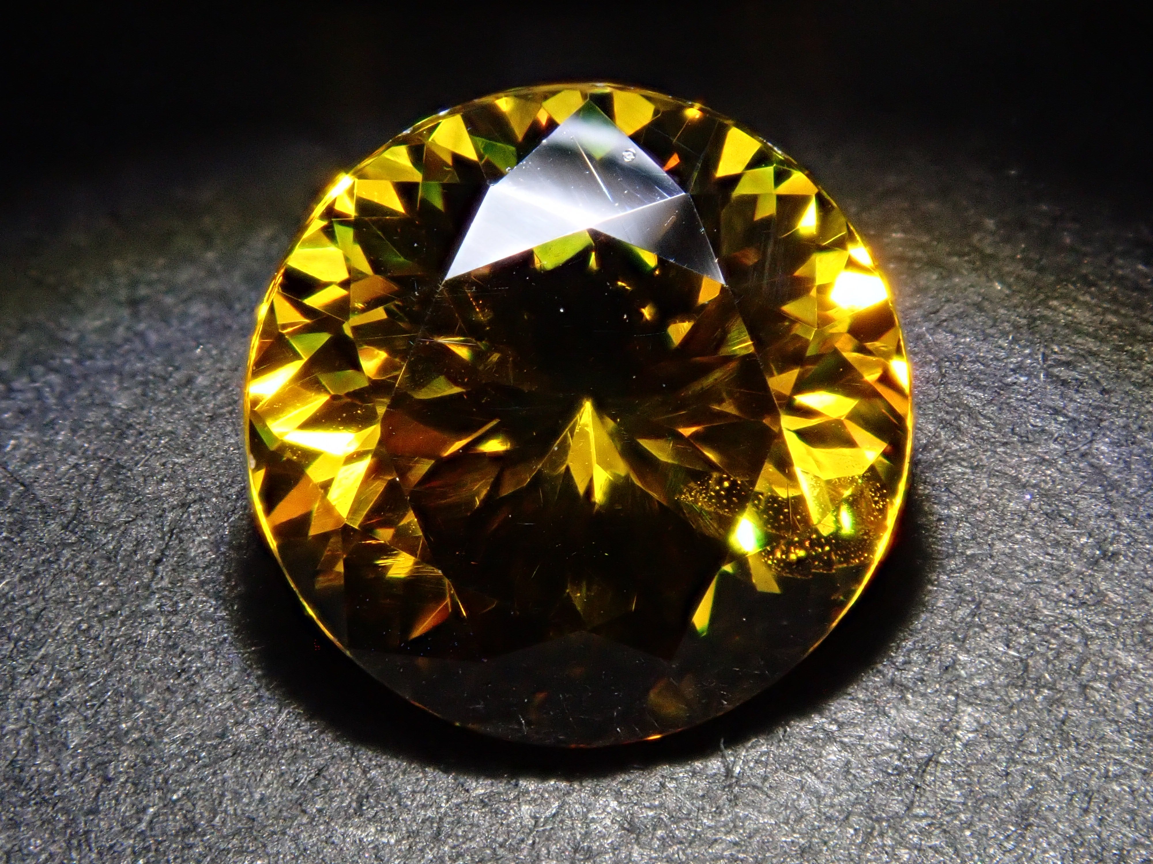 【12562013掲載】ブルガリア産スファレライト 2.233ctルース