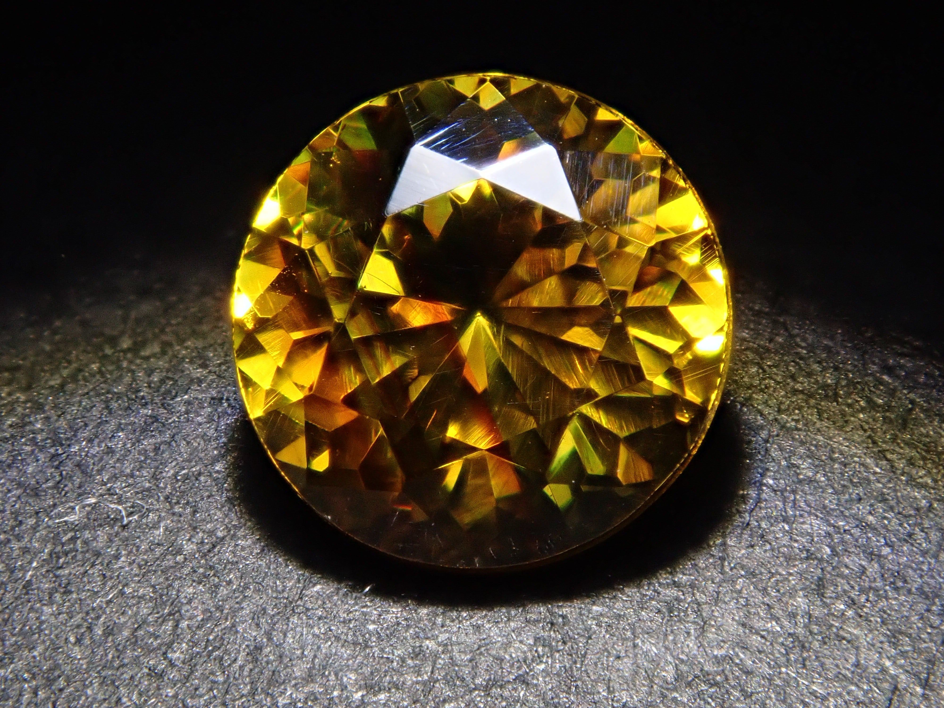 【12562014掲載】ブルガリア産スファレライト 1.058ctルース