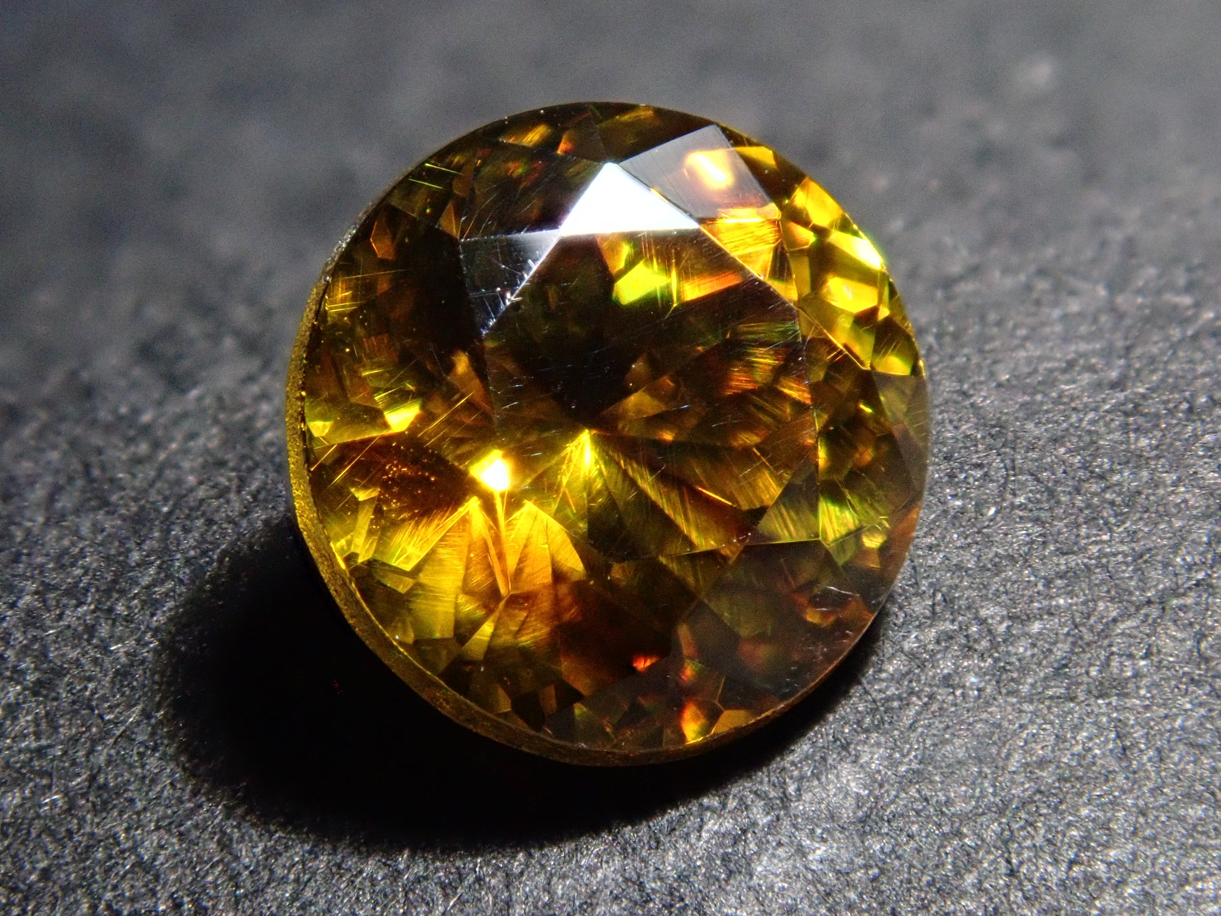 【12562014掲載】ブルガリア産スファレライト 1.058ctルース