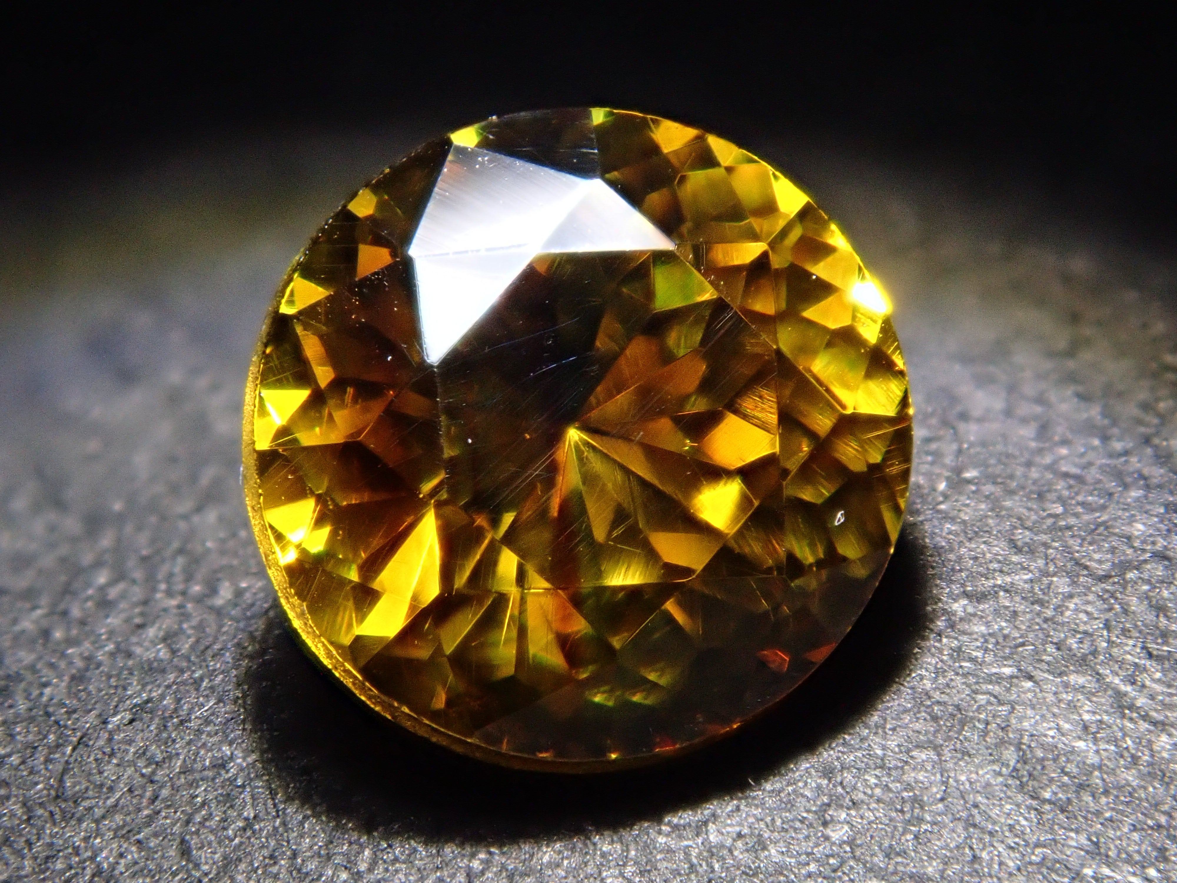 【12562014掲載】ブルガリア産スファレライト 1.058ctルース