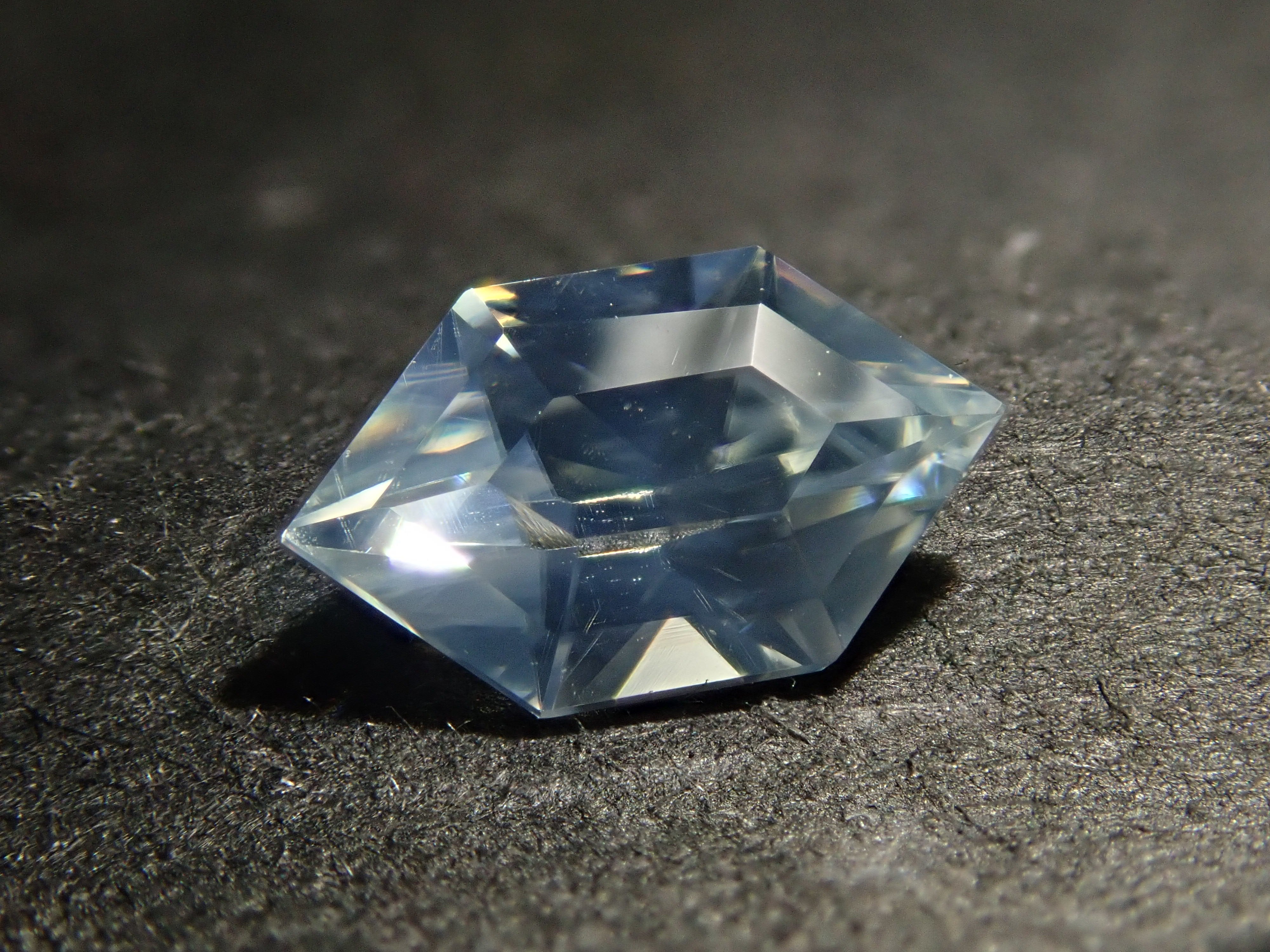 【12561654掲載】カンボジア産カラーレスジルコン 0.621ctルース