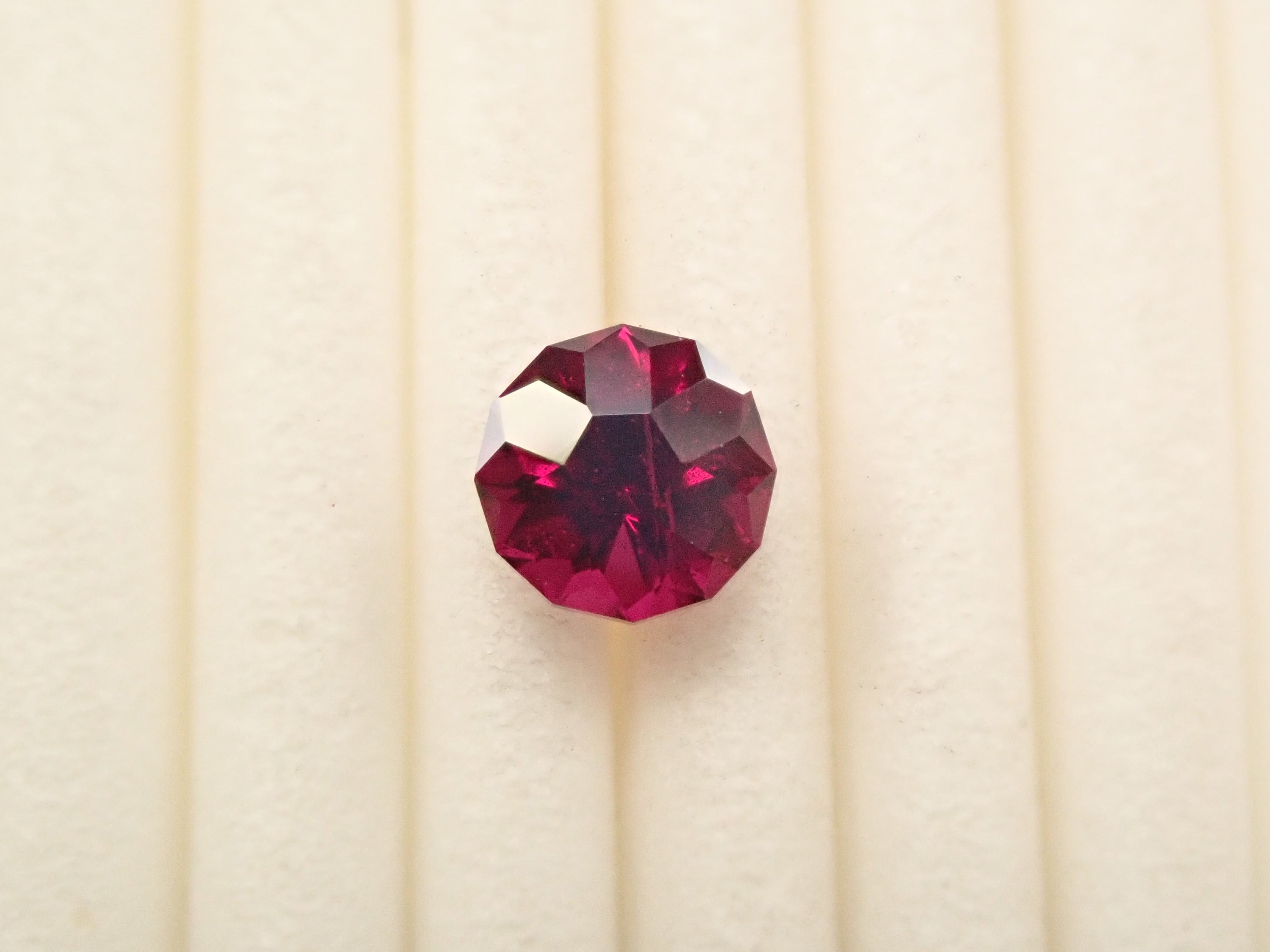 【12561906掲載】タンザニア産ロードライトガーネット 1.084ctルース