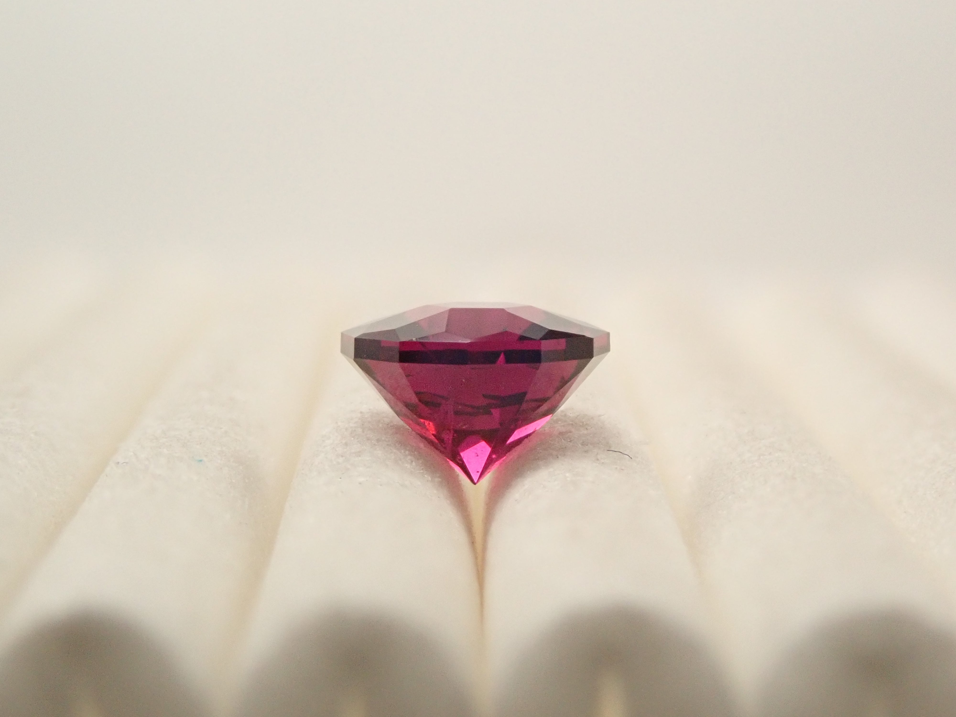 【12561906掲載】タンザニア産ロードライトガーネット 1.084ctルース