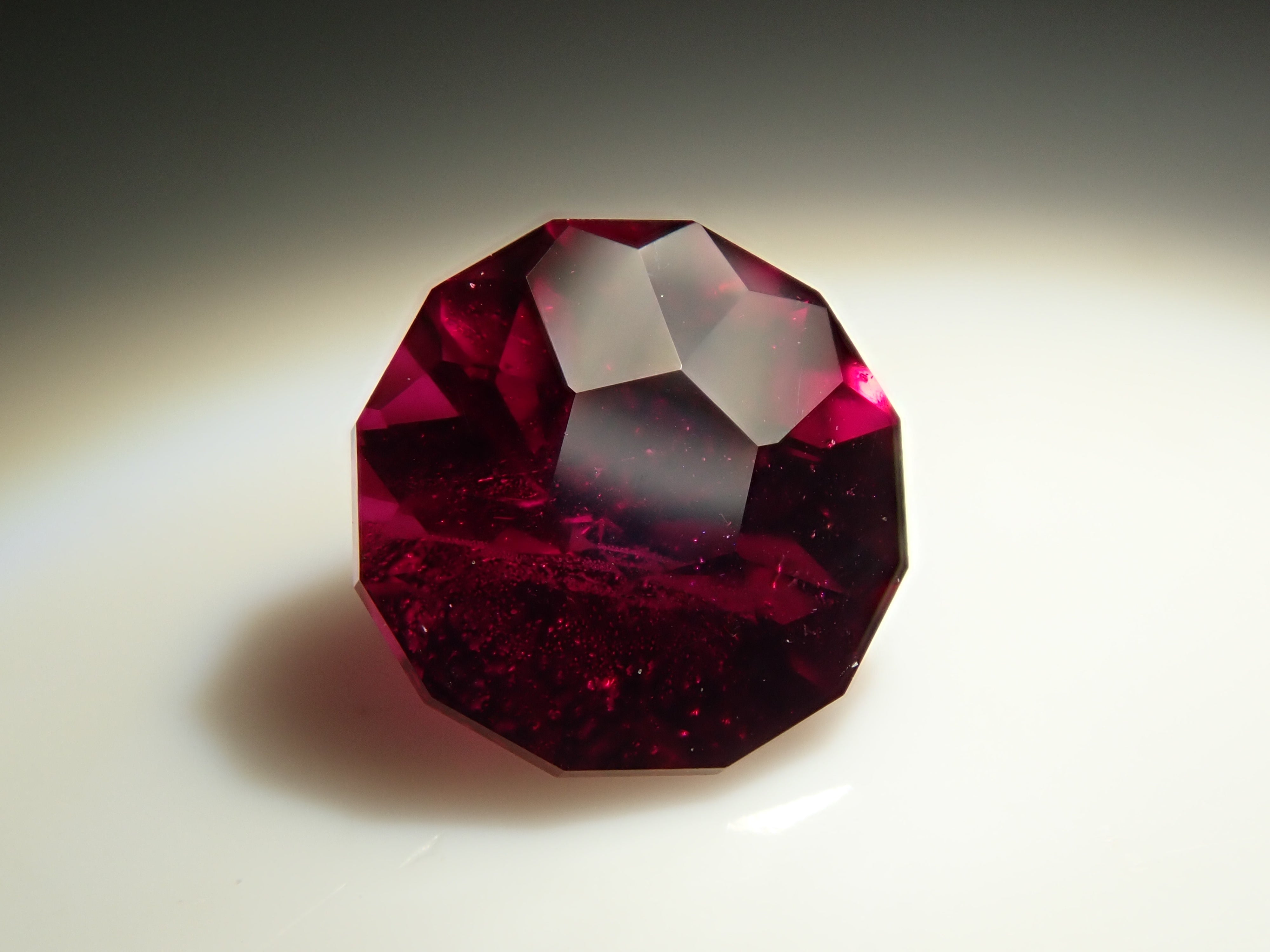 【12561906掲載】タンザニア産ロードライトガーネット 1.084ctルース