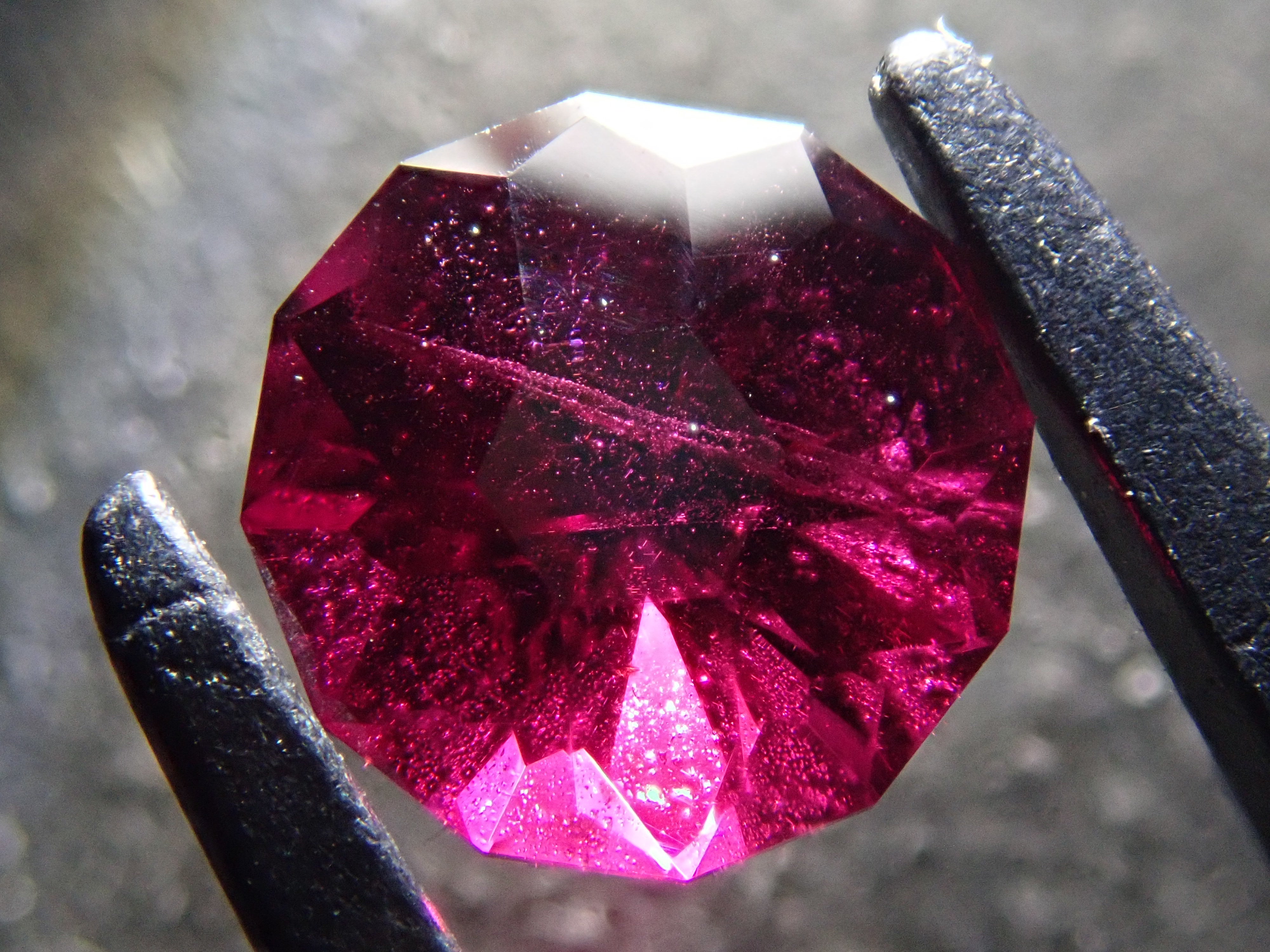 【12561906掲載】タンザニア産ロードライトガーネット 1.084ctルース