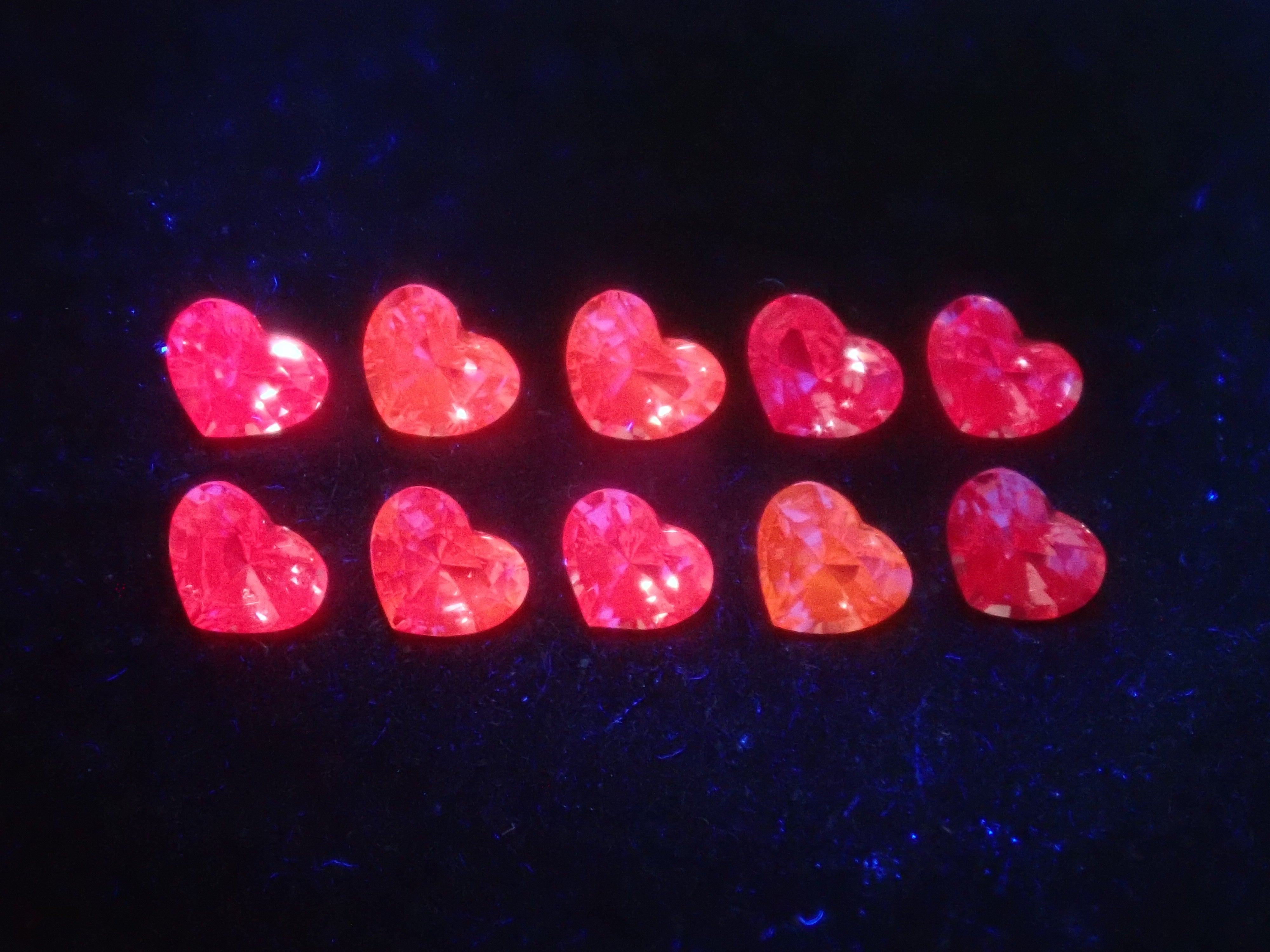 【3/7 22時販売】《限定10石》マダガスカル産ピンクサファイア（パパラチアカラー含むハートシェイプ,約3×2.3mm）《複数購入割引有》
