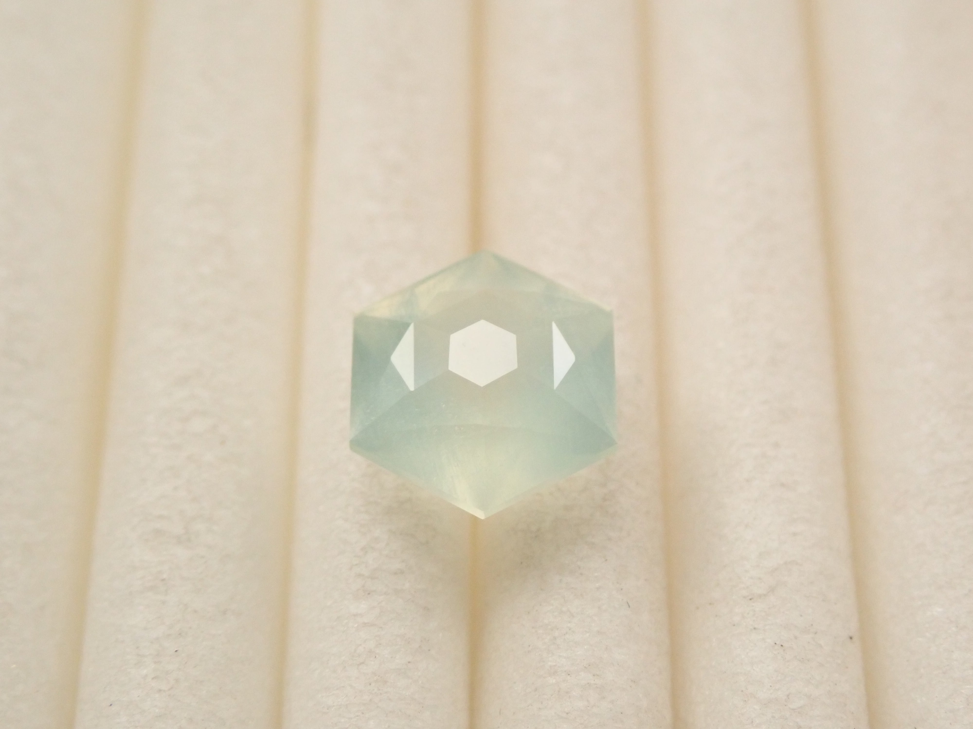 【12559025掲載】オーストラリア産プレーナイト 0.908ctルース