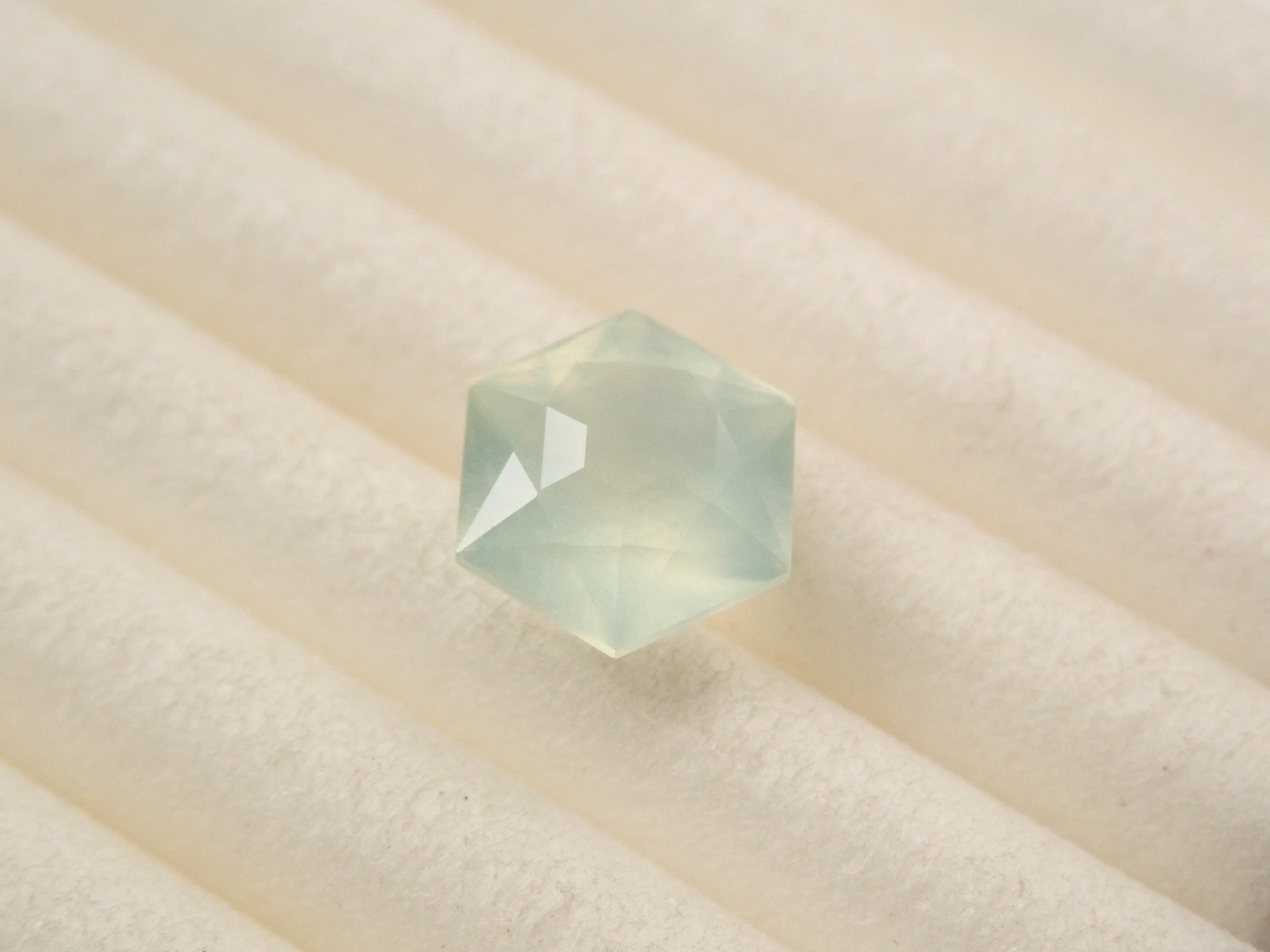 【12559025掲載】オーストラリア産プレーナイト 0.908ctルース