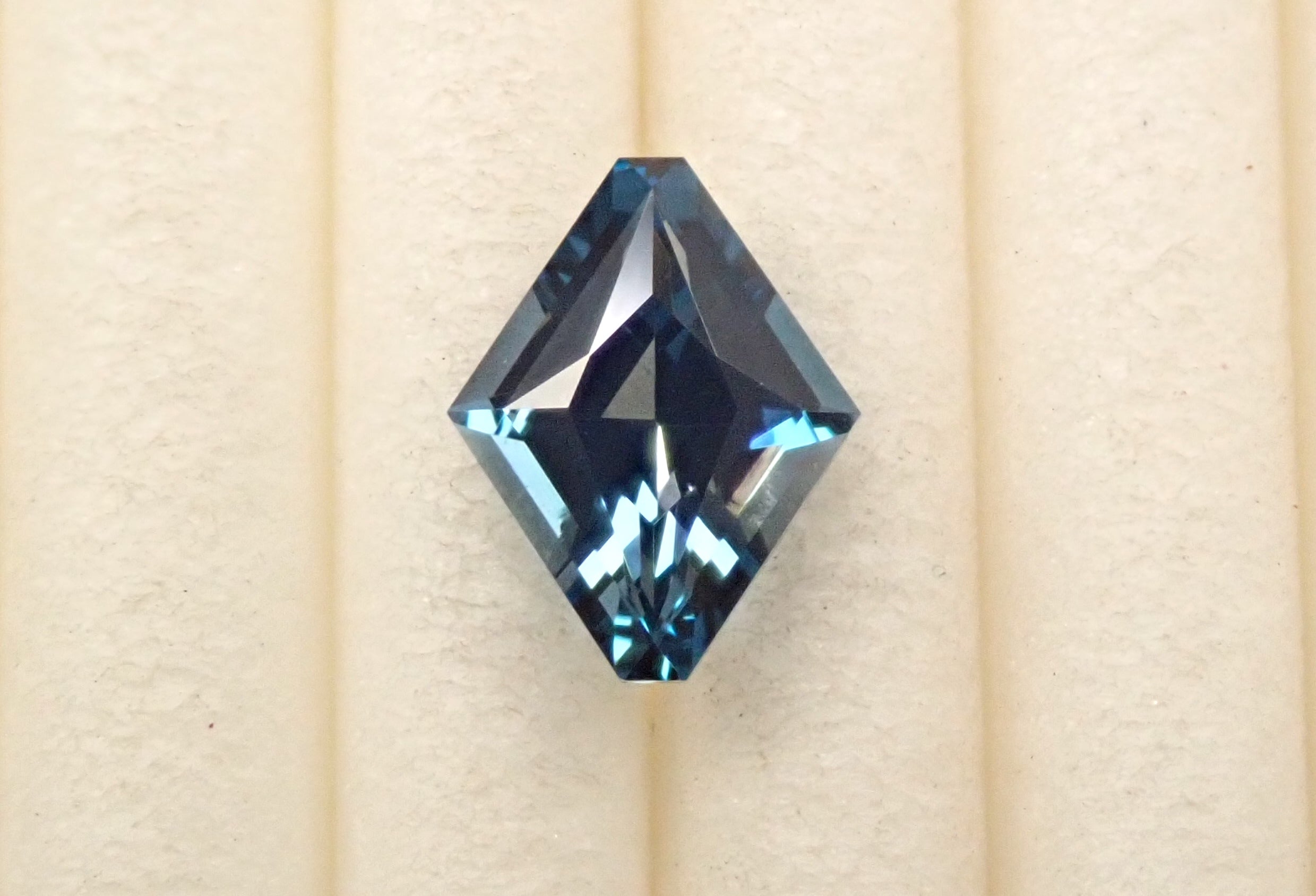 巴西倫敦藍托帕石 0.641克拉 散裝