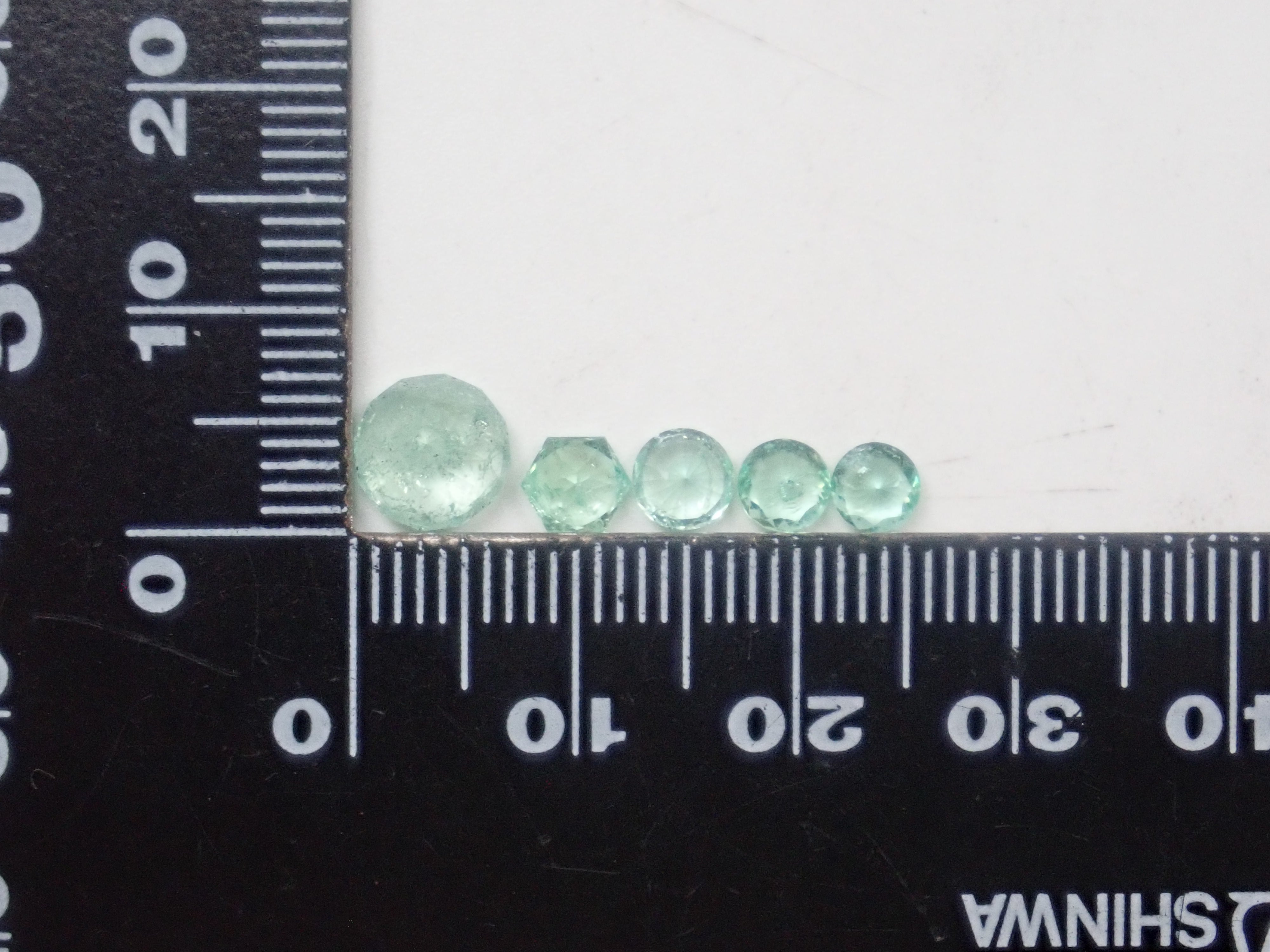《Limited to 20 Stones》Emerald Gacha: Win a 2.2ct Columbia Emerald Koshu-Kiseki Cut (normally 79,800 yen) or an Emerald Cat's Eye! 《Multiple Purchase Discount Available》