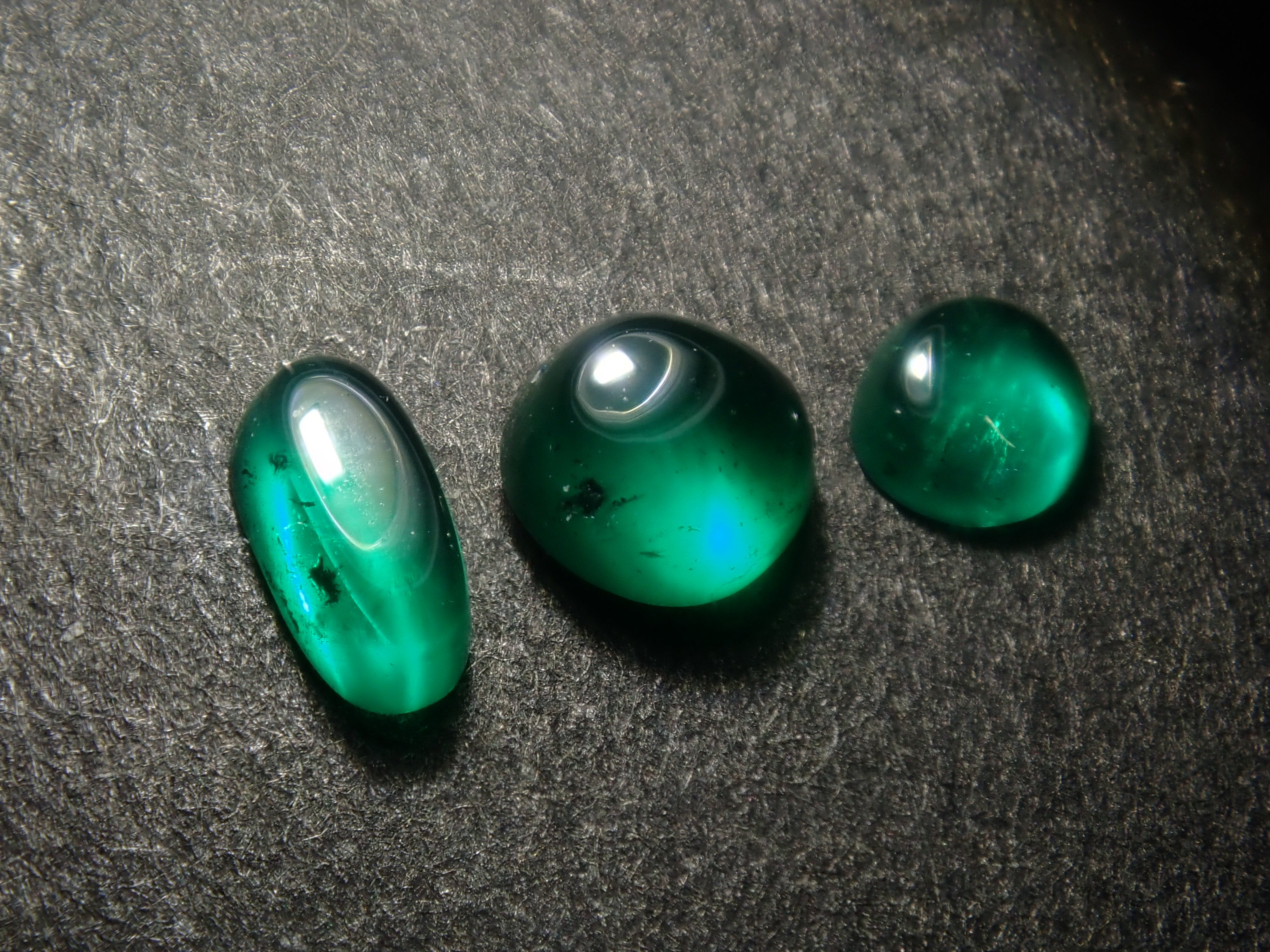 《Limited to 20 Stones》Emerald Gacha: Win a 2.2ct Columbia Emerald Koshu-Kiseki Cut (normally 79,800 yen) or an Emerald Cat's Eye! 《Multiple Purchase Discount Available》