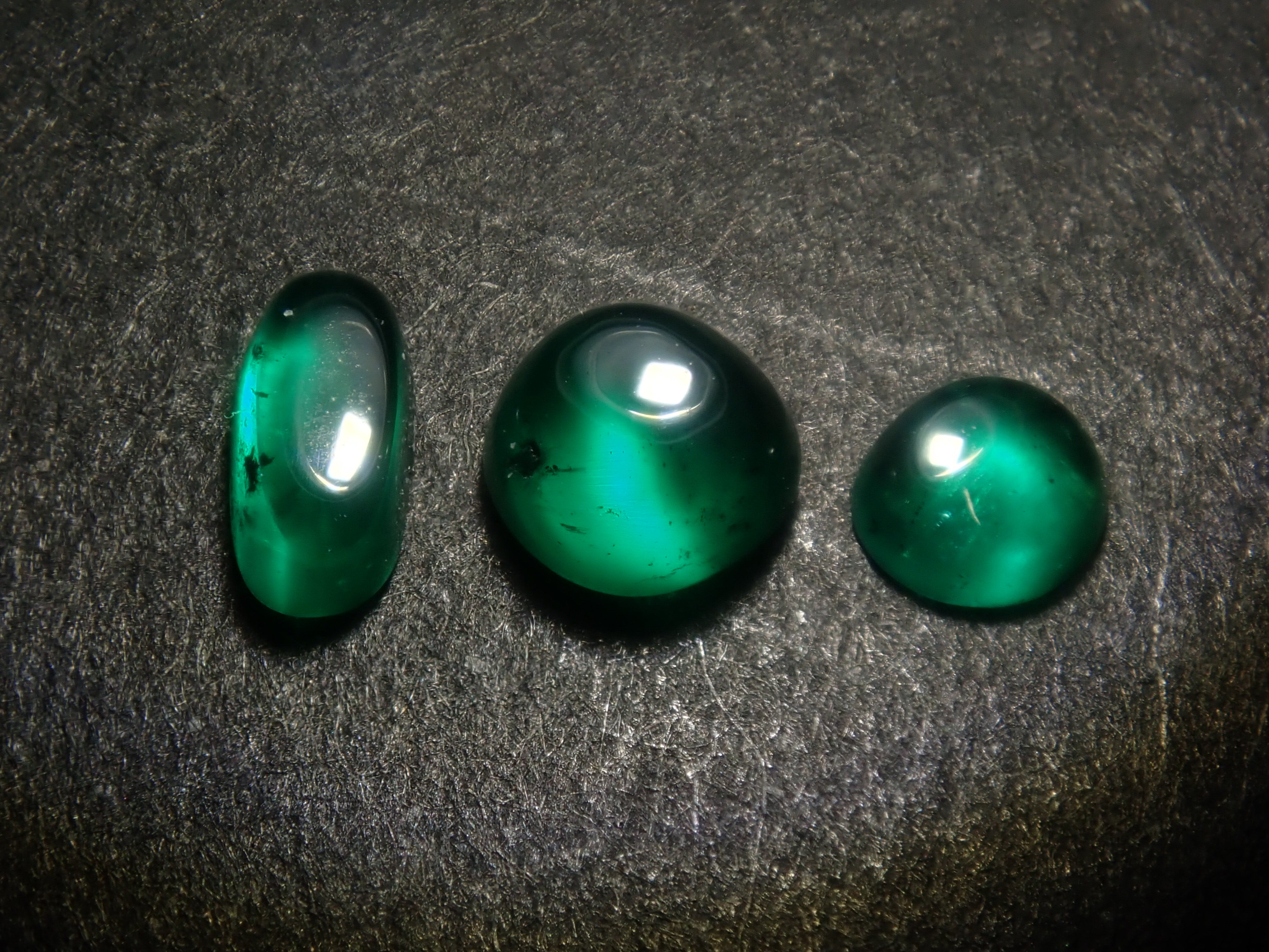 《Limited to 20 Stones》Emerald Gacha: Win a 2.2ct Columbia Emerald Koshu-Kiseki Cut (normally 79,800 yen) or an Emerald Cat's Eye! 《Multiple Purchase Discount Available》